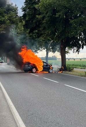 Ein ausgebranntes Auto an einem Baum nach einem Unfall auf der B264 bei Kerpen.