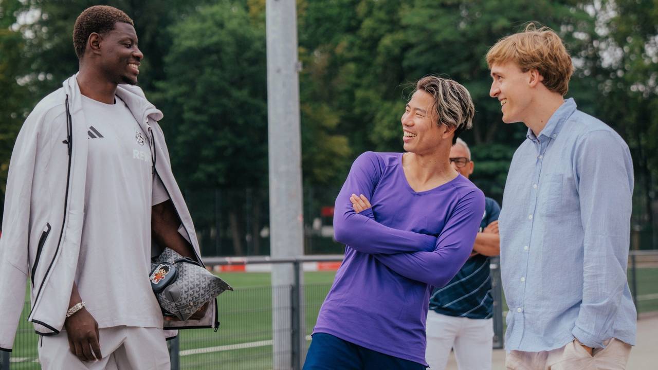 Gespräch am Geißbockheim zwischen Ragnar Ache, Takuma Asano und Timo Hübers.