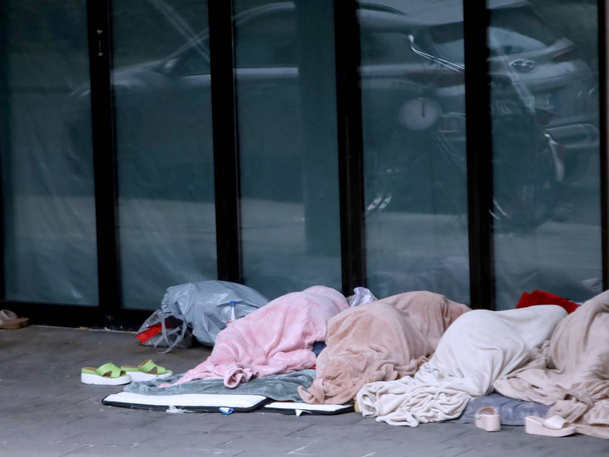 Vor einem ehemaligen Restaurant gegenüber vom Zeughaus haben Obdachlose Schlaflager errichtet.