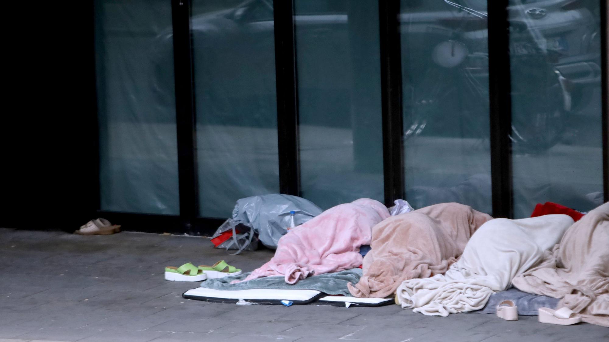 Vor einem ehemaligen Restaurant gegenüber vom Zeughaus haben Obdachlose Schlaflager errichtet.