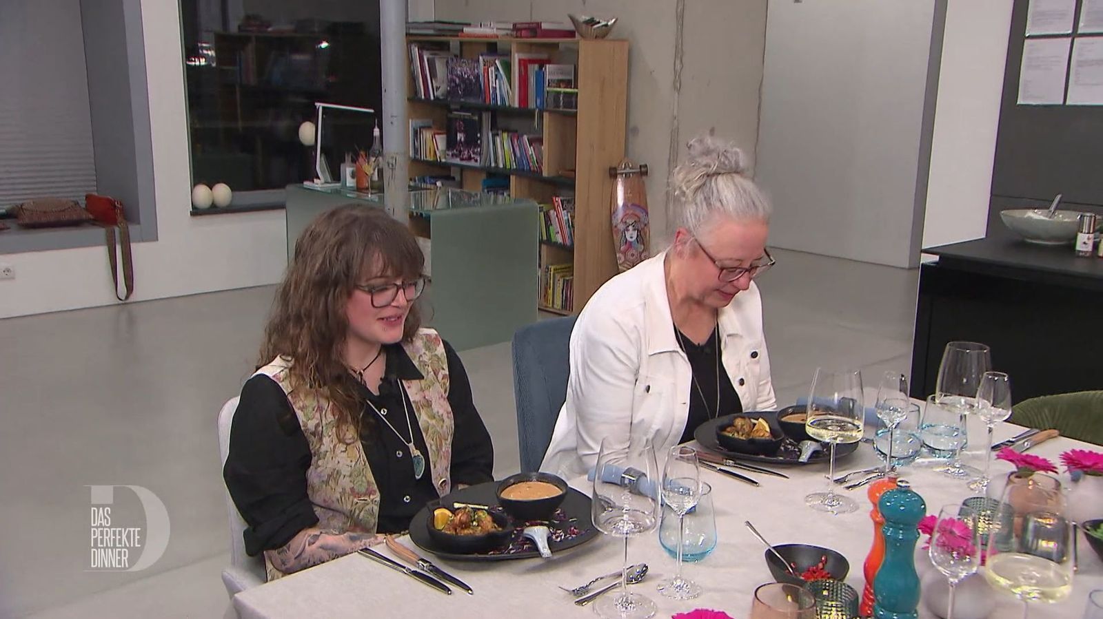 Lena (links) und Gudrun saugen die Schönheit der Vorspeise mit den Augen auf.
 (Bild: RTL)