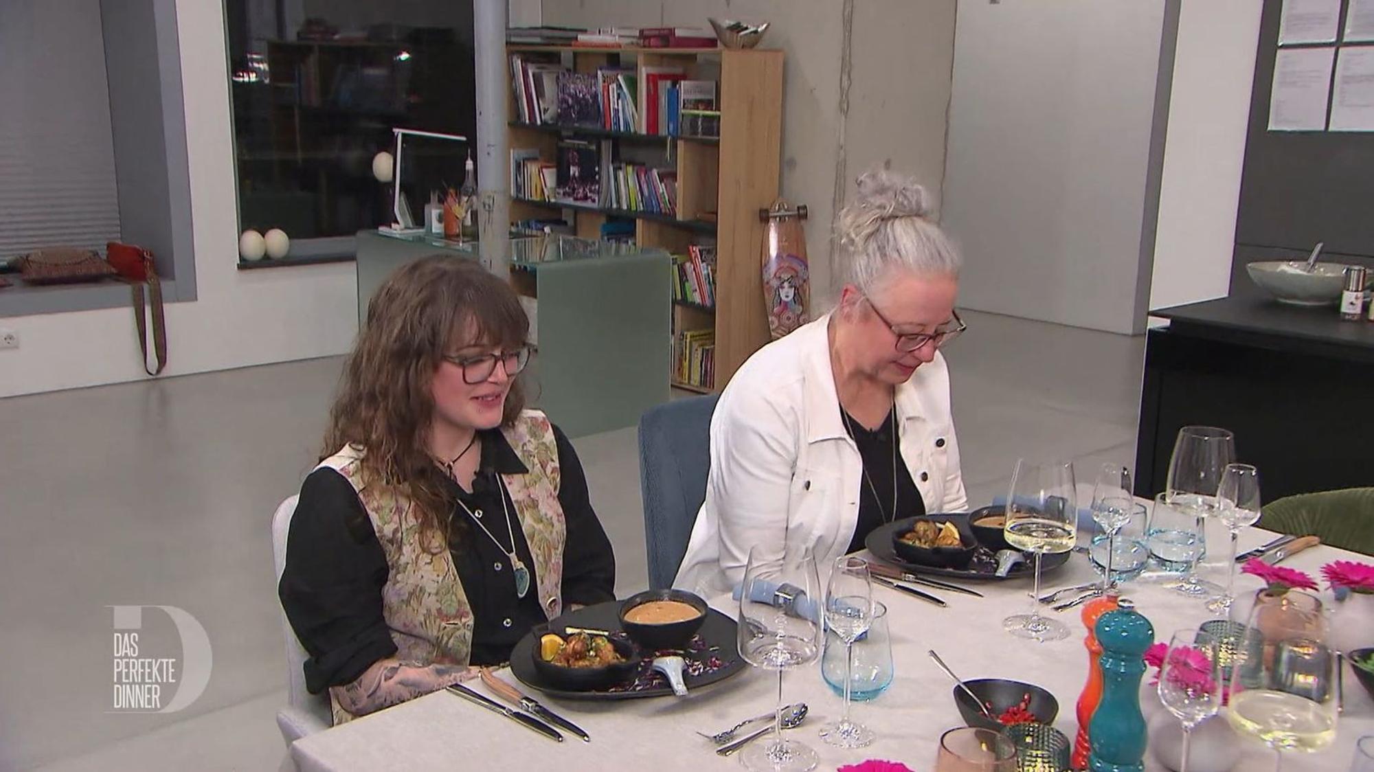 Lena (links) und Gudrun saugen die Schönheit der Vorspeise mit den Augen auf.
(Bild: RTL)