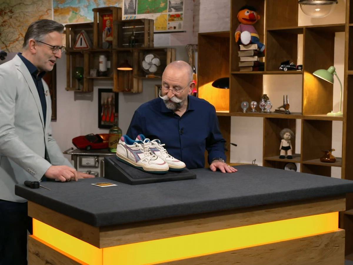 „Detlev, du kannst doch nicht deine Turnschuhe auf den Tisch stellen!“, mahnte Horst Lichter (rechts) in der Dienstagsausgabe von „Bares für Rares“ im Scherz. (Bild: ZDF)