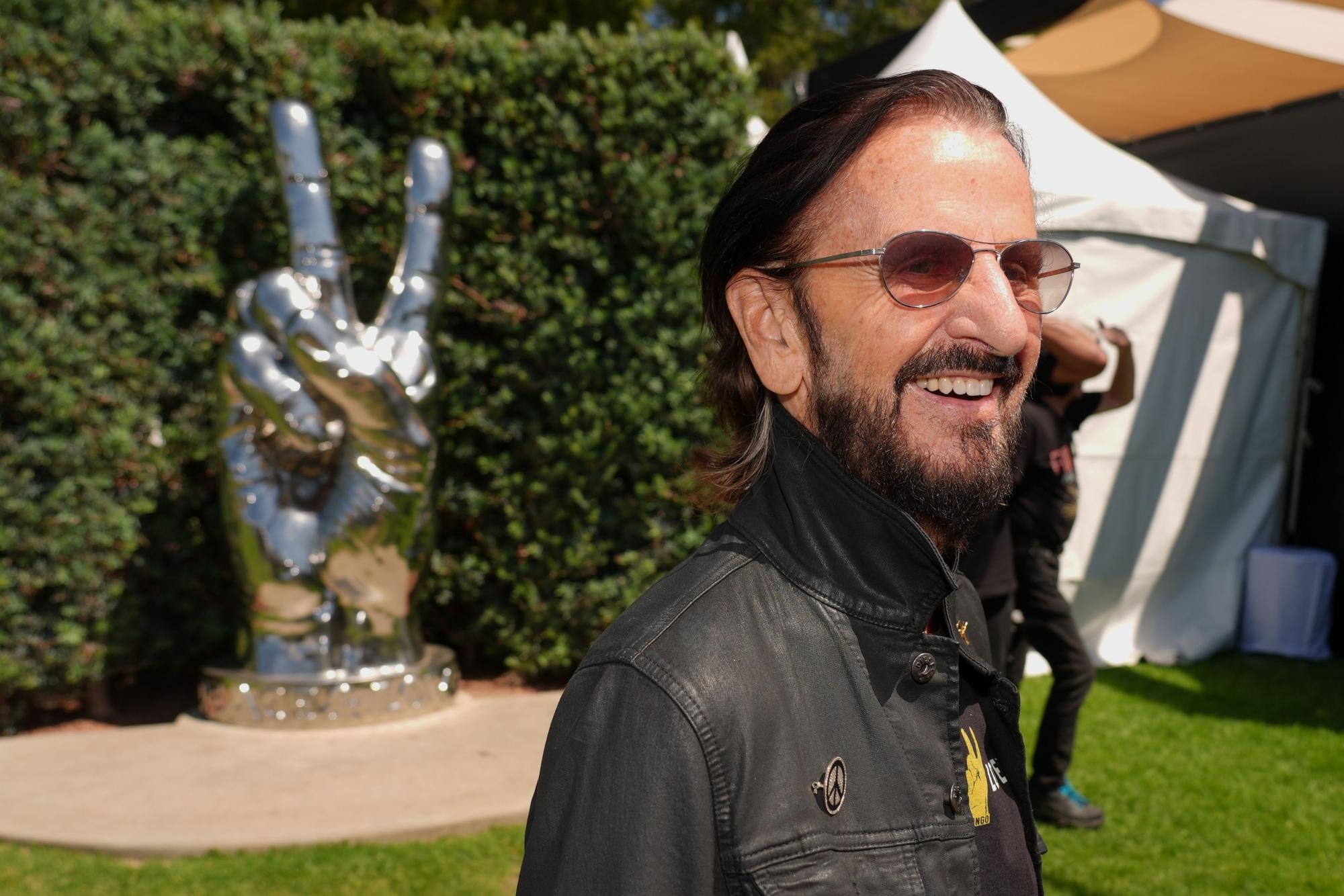 Ringo Starr trifft zur jährlichen „Peace & Love“-Feier anlässlich seines 86. Geburtstags ein.
