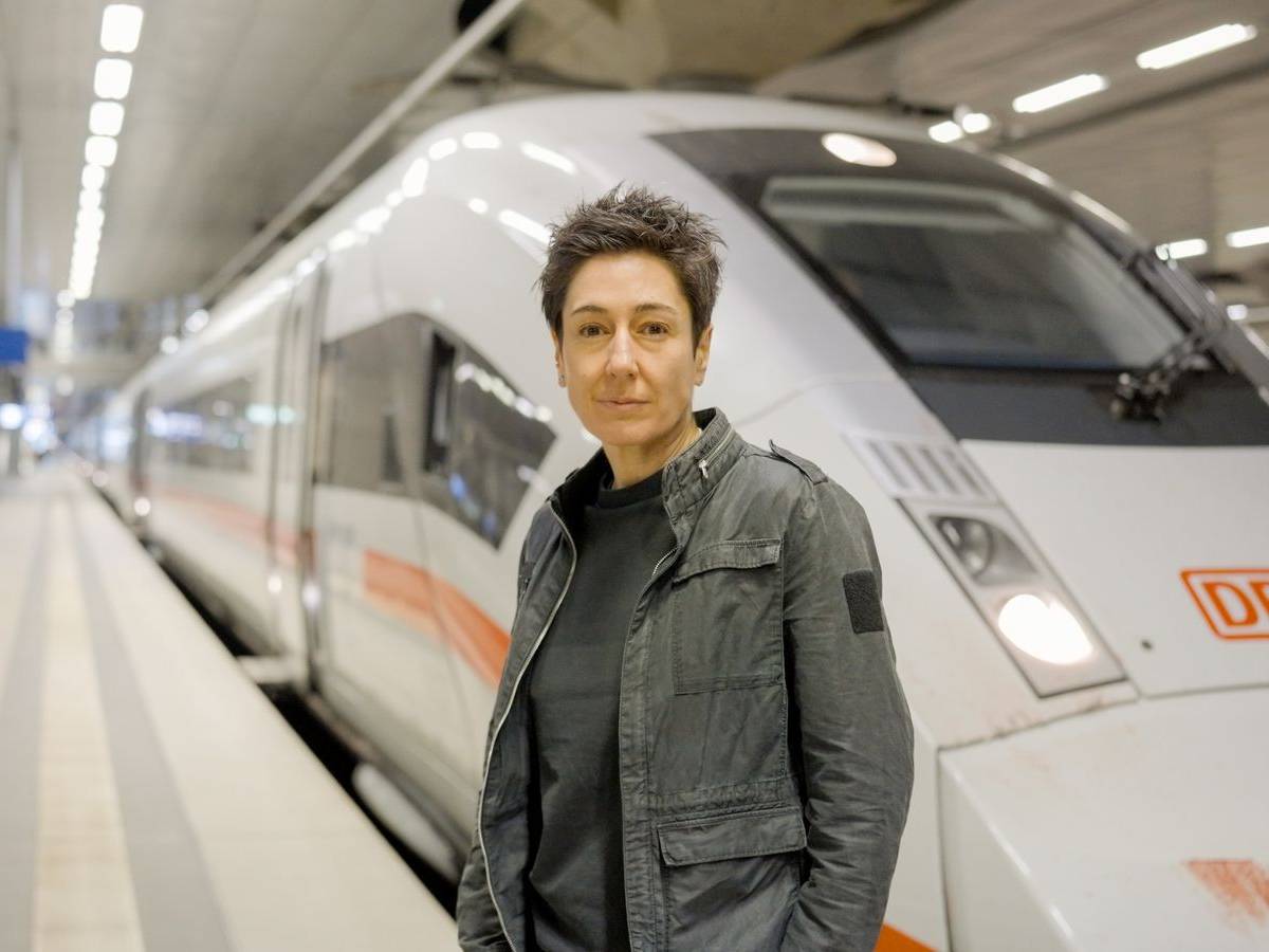 In der „Am Puls“-Doku des ZDF geht Dunja Hayali dem Chaos bei der Deutschen Bahn auf den Grund. (Bild: ZDF / Jonny Müller-Goldenstedt)