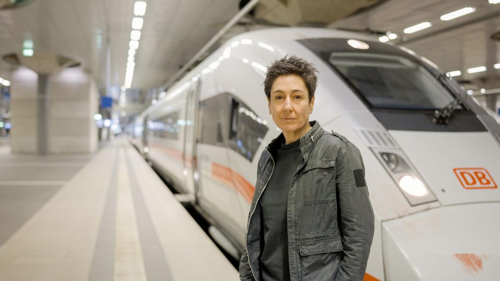 In der „Am Puls“-Doku des ZDF geht Dunja Hayali dem Chaos bei der Deutschen Bahn auf den Grund. (Bild: ZDF / Jonny Müller-Goldenstedt)