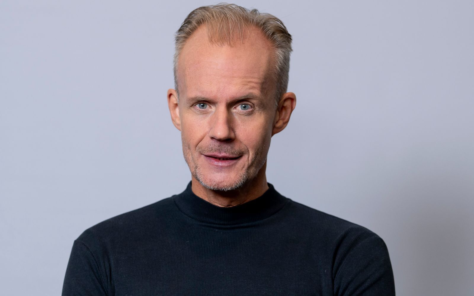 Der Münchener Satiriker Max Uthoff, 58, erfand vor zwölf Jahren mit zwei Mitstreitern das neuartige Satire-Format „Die Anstalt“. Nun wird das vielfach preisgekrönte ZDF-Format 100 Sendungen alt. (Bild: ZDF / Thorsten Silz)