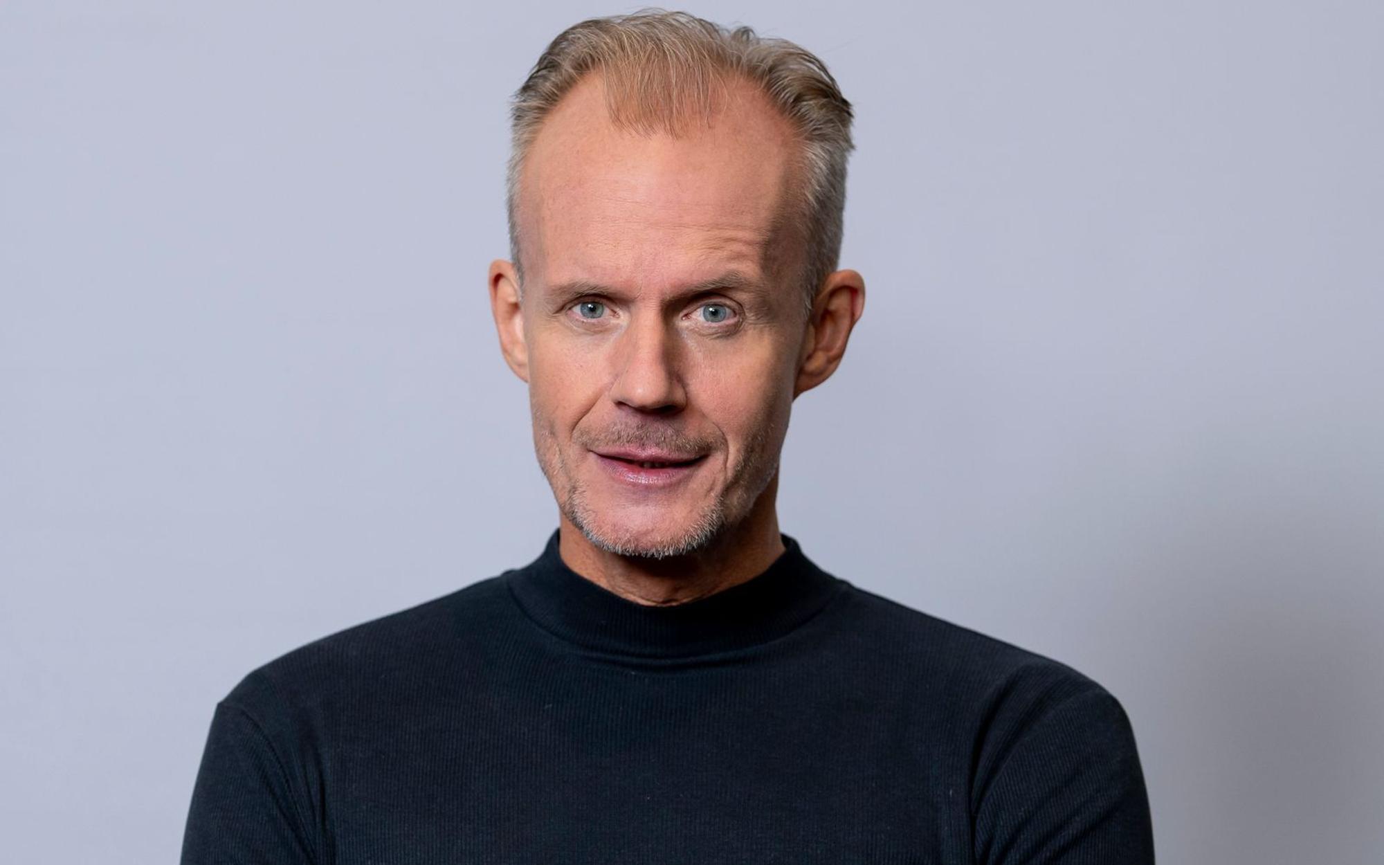 Der Münchener Satiriker Max Uthoff, 58, erfand vor zwölf Jahren mit zwei Mitstreitern das neuartige Satire-Format „Die Anstalt“. Nun wird das vielfach preisgekrönte ZDF-Format 100 Sendungen alt. (Bild: ZDF / Thorsten Silz)