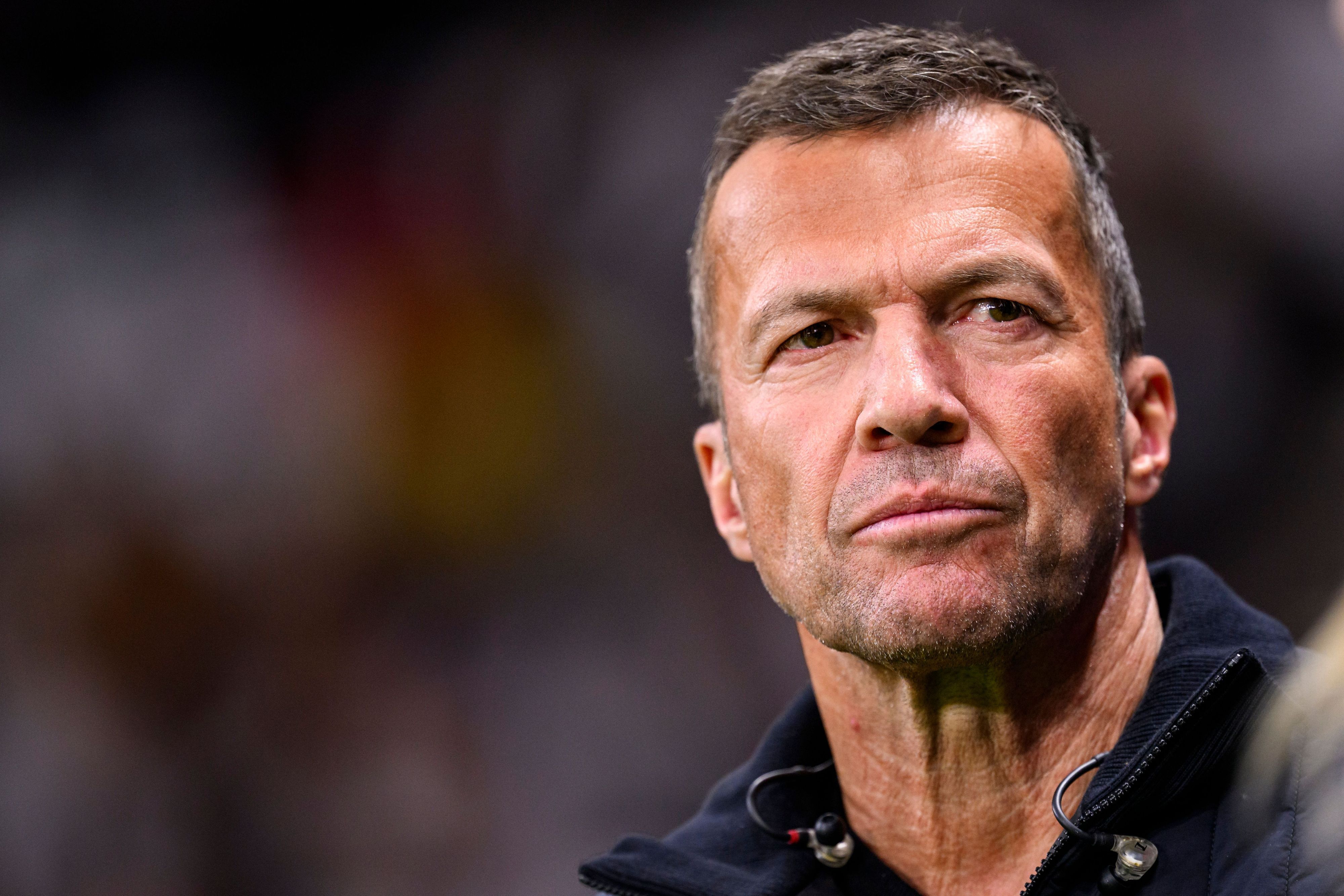 TV-Fußballexperte Lothar Matthäus steht vor dem Spiel im Stadion.