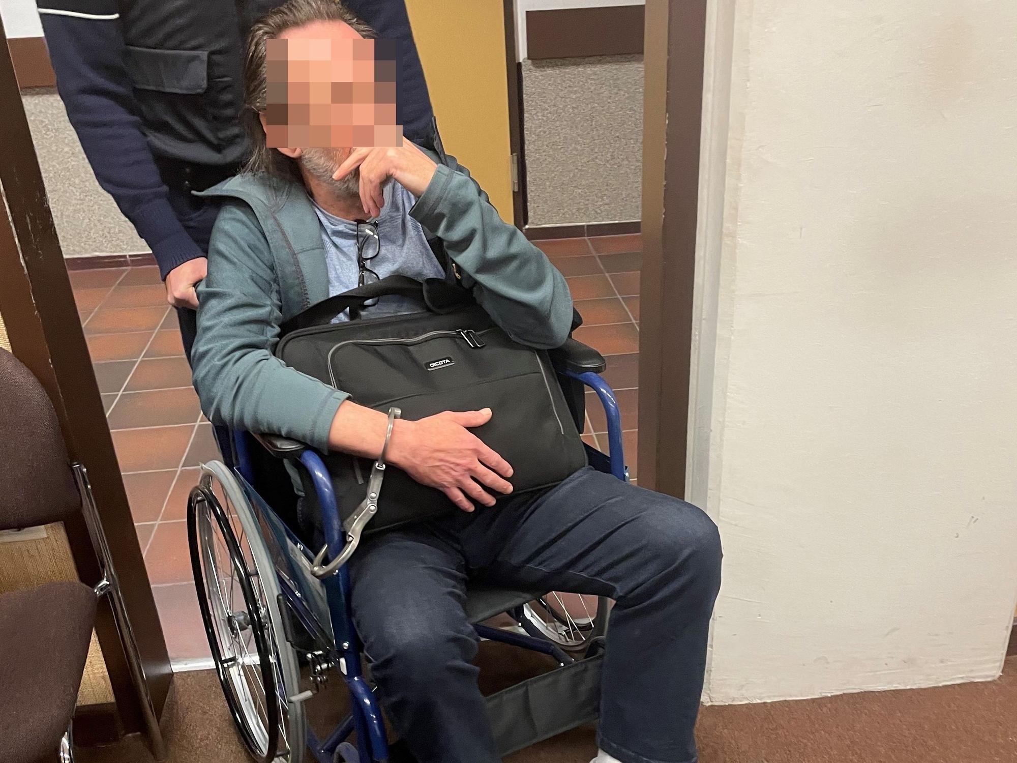 Drach-Komplize Eugen W. saß wegen Rückenbeschwerden zeitweise im Rollstuhl.
