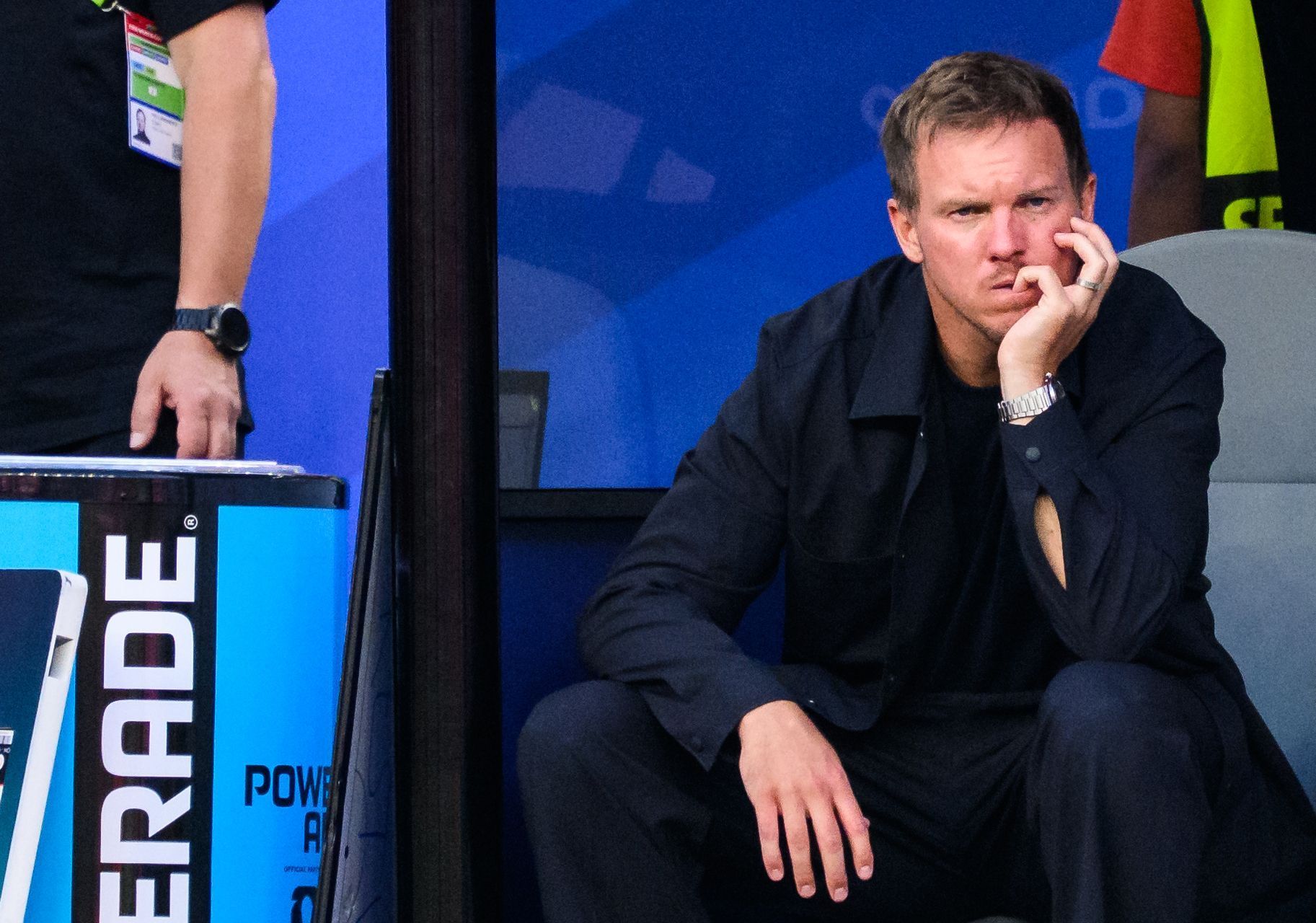 Ex-Bundestrainer Julian Nagelsmann sitzt bei einem Spiel auf der Trainerbank.