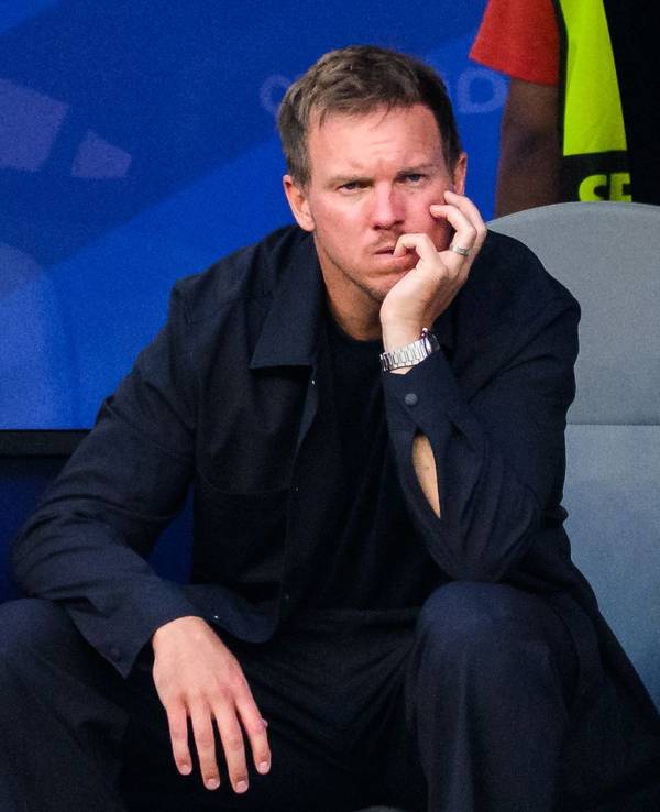 Ex-Bundestrainer Julian Nagelsmann sitzt bei einem Spiel auf der Trainerbank.