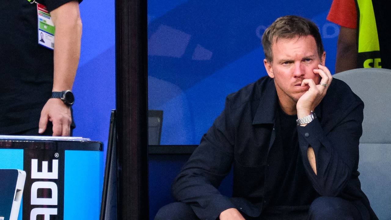 Ex-Bundestrainer Julian Nagelsmann sitzt bei einem Spiel auf der Trainerbank.