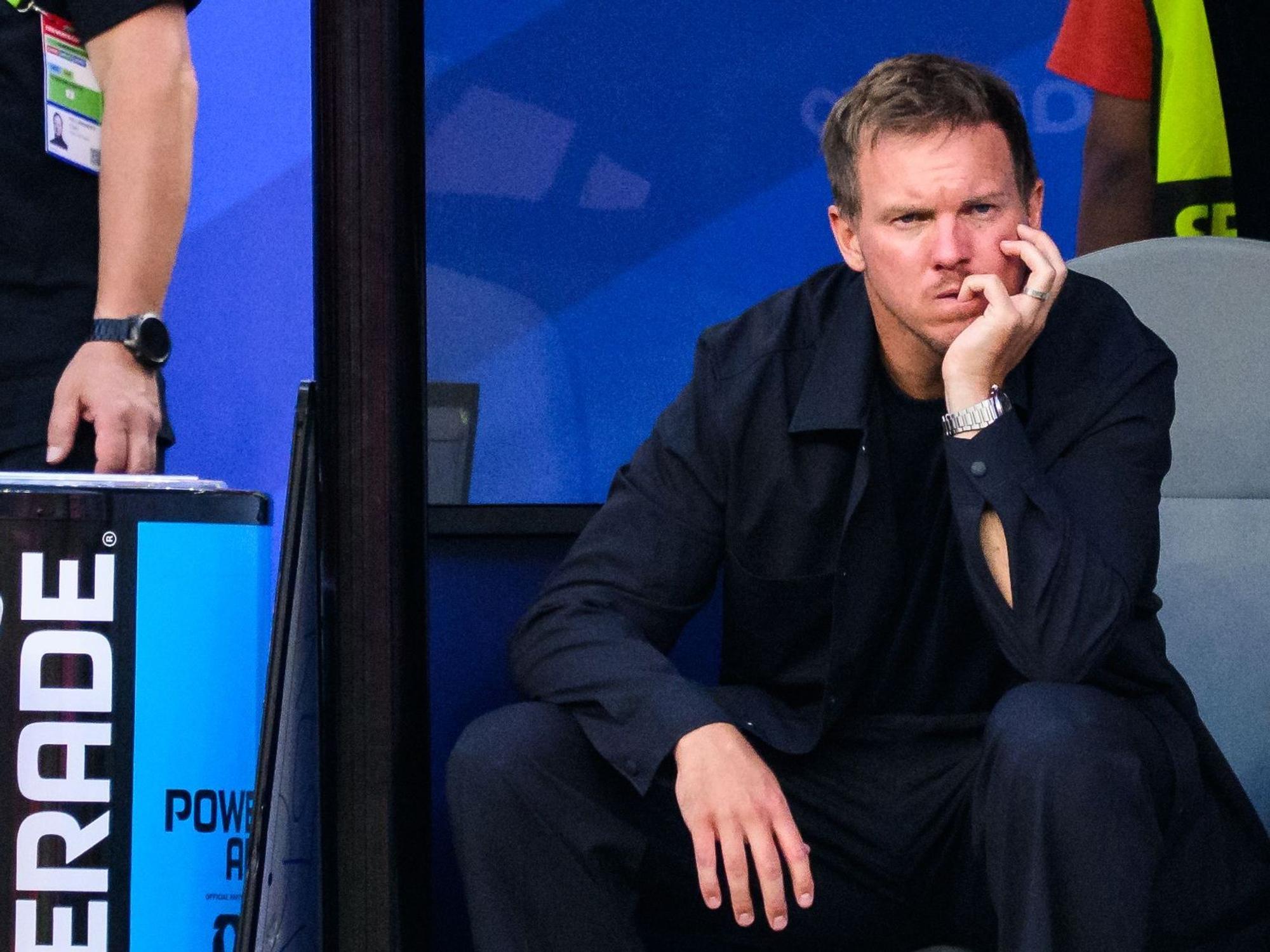Ex-Bundestrainer Julian Nagelsmann sitzt bei einem Spiel auf der Trainerbank.