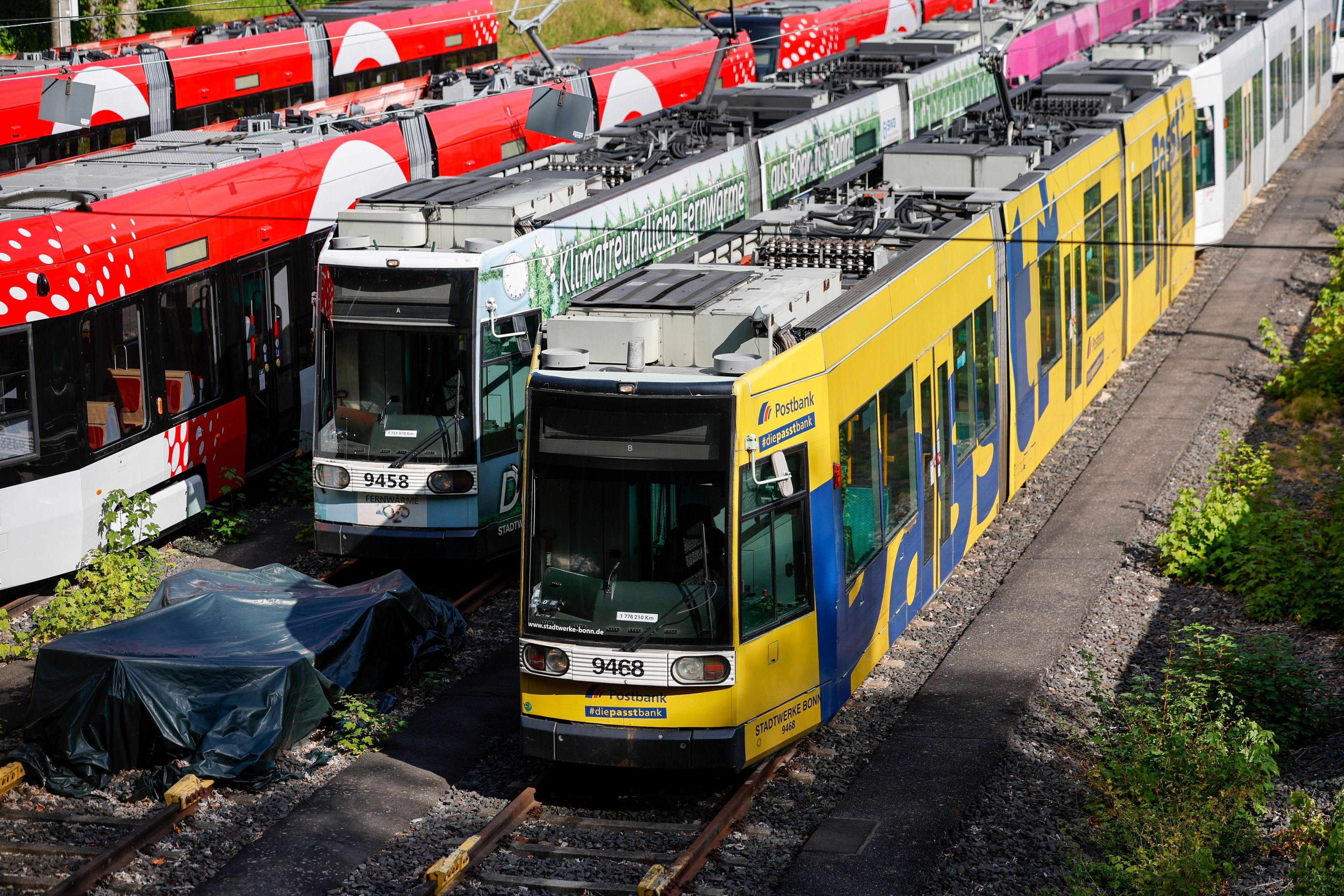Stadtbahnen der SWB (Stadtwerke Bonn) stehen in einem Depot.