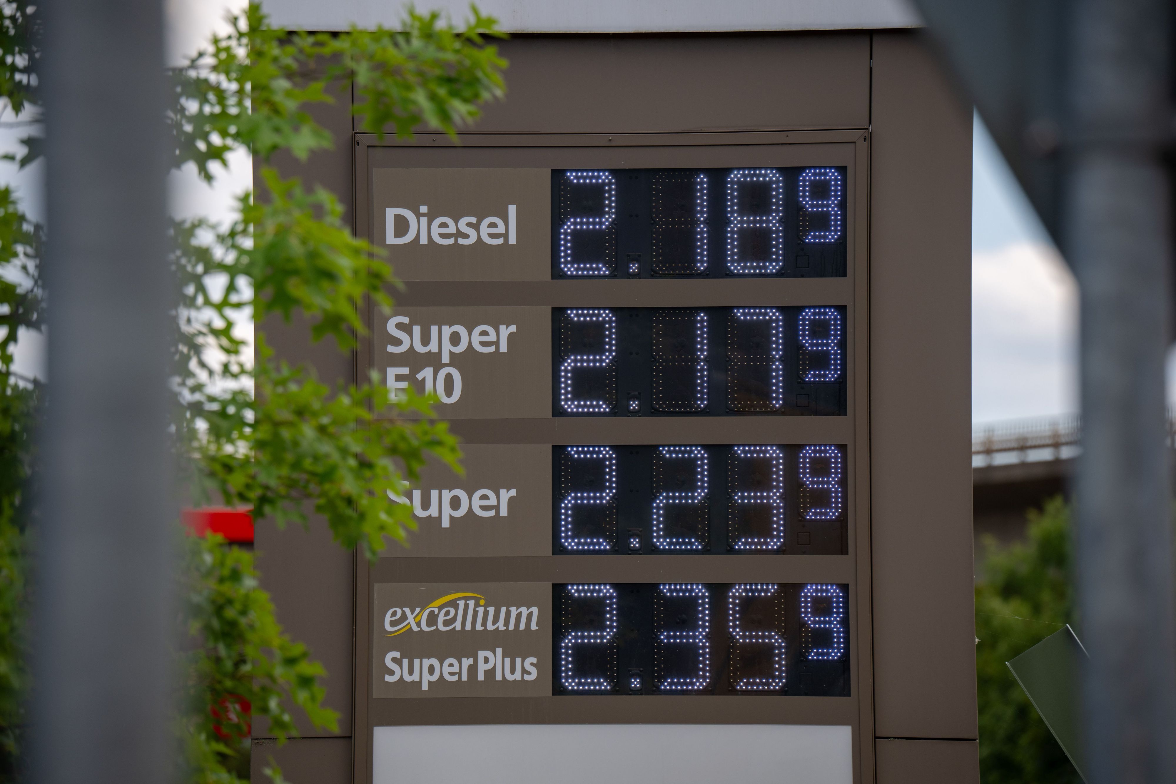 Blick auf eine Preistafel an einer Tankstelle in Trier.