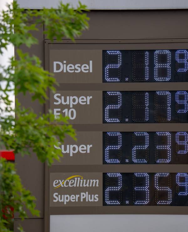 Blick auf eine Preistafel an einer Tankstelle in Trier.