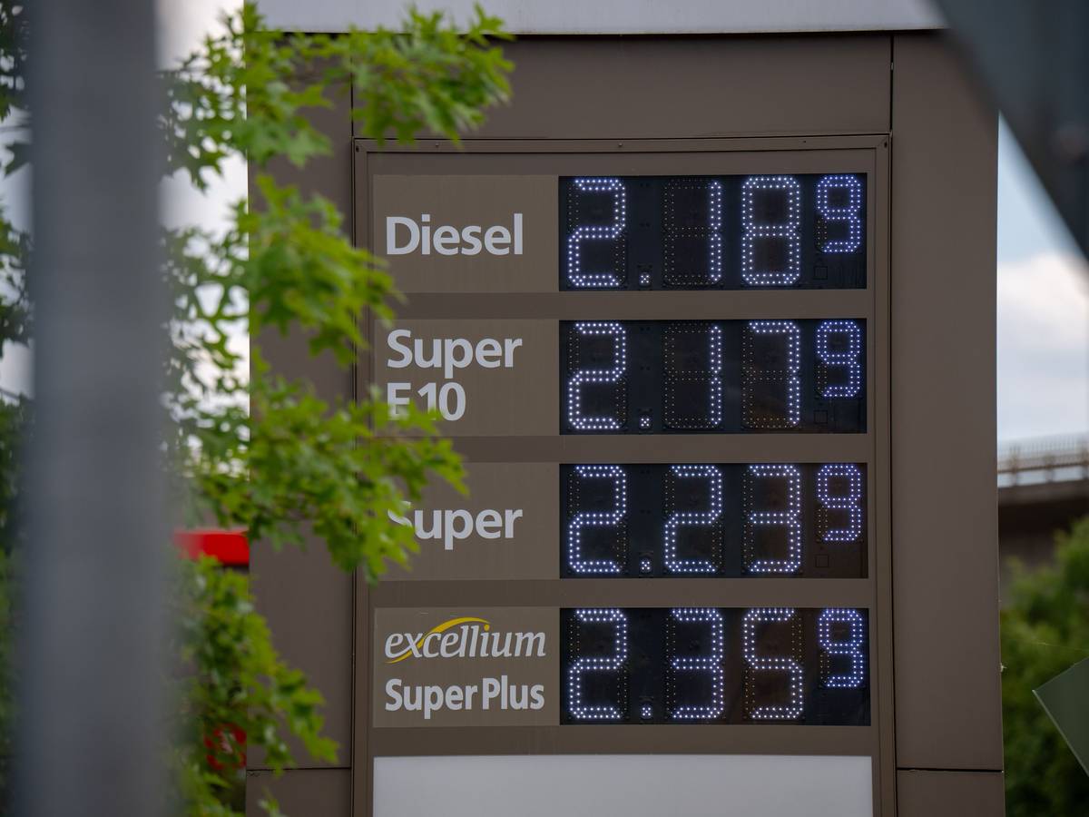 Blick auf eine Preistafel an einer Tankstelle in Trier.