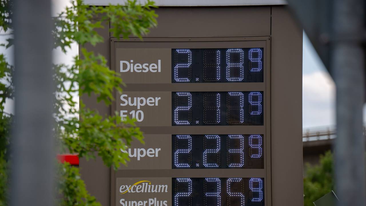 Blick auf eine Preistafel an einer Tankstelle in Trier.