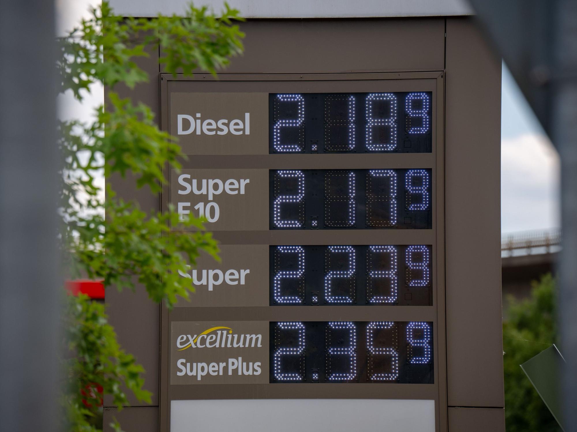 Blick auf eine Preistafel an einer Tankstelle in Trier.