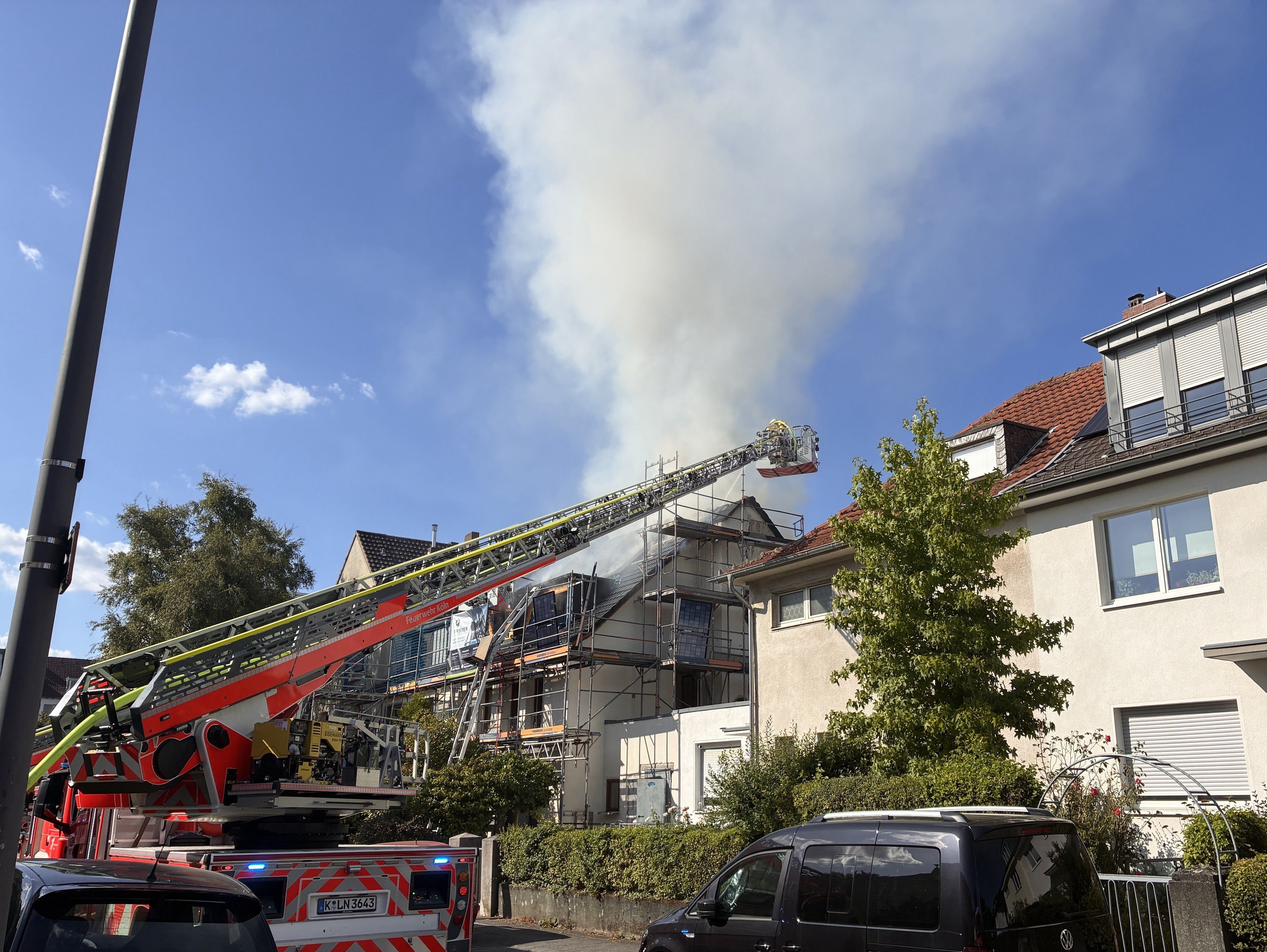 Auf dem Dach eines Mehrfamilienhauses in Köln-Sülz ist eine Photovoltaikanlage in Brand geraten.