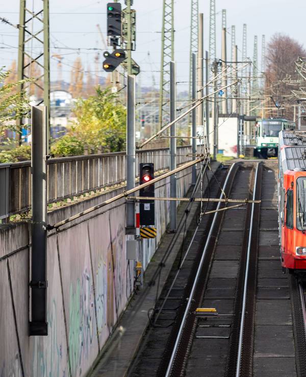 Eine Bahn der KVB verlässt den Tunnel am Bonner Hauptbahnhof Richtung Köln.