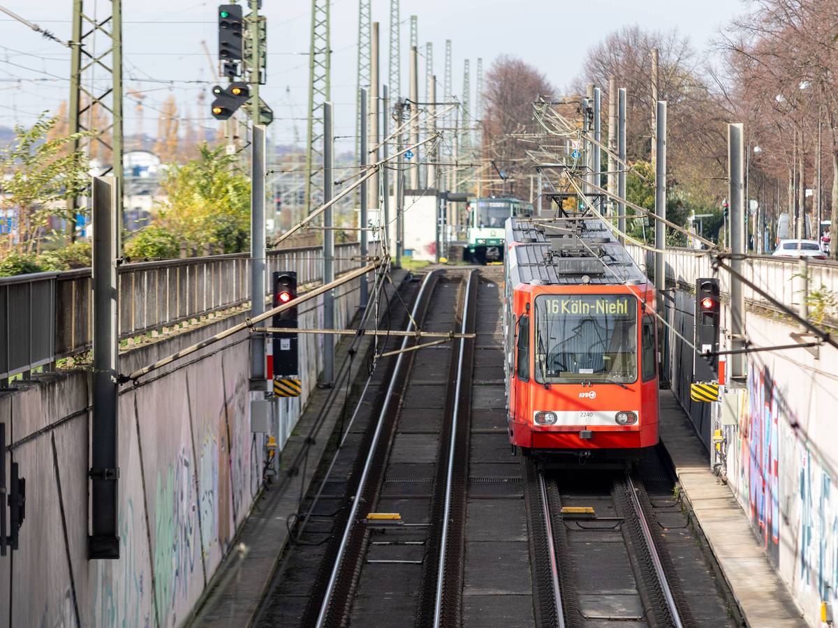 Eine Bahn der KVB verlässt den Tunnel am Bonner Hauptbahnhof Richtung Köln.