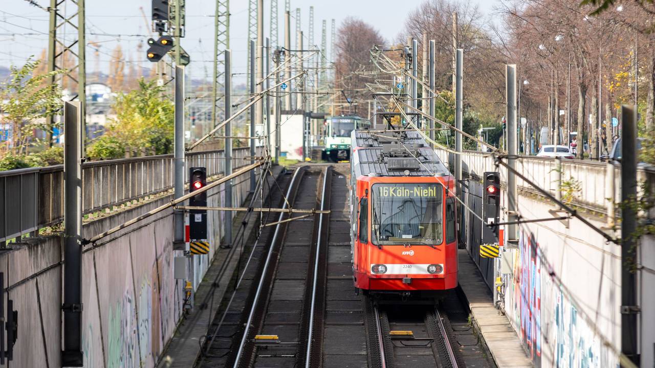 Eine Bahn der KVB verlässt den Tunnel am Bonner Hauptbahnhof Richtung Köln.