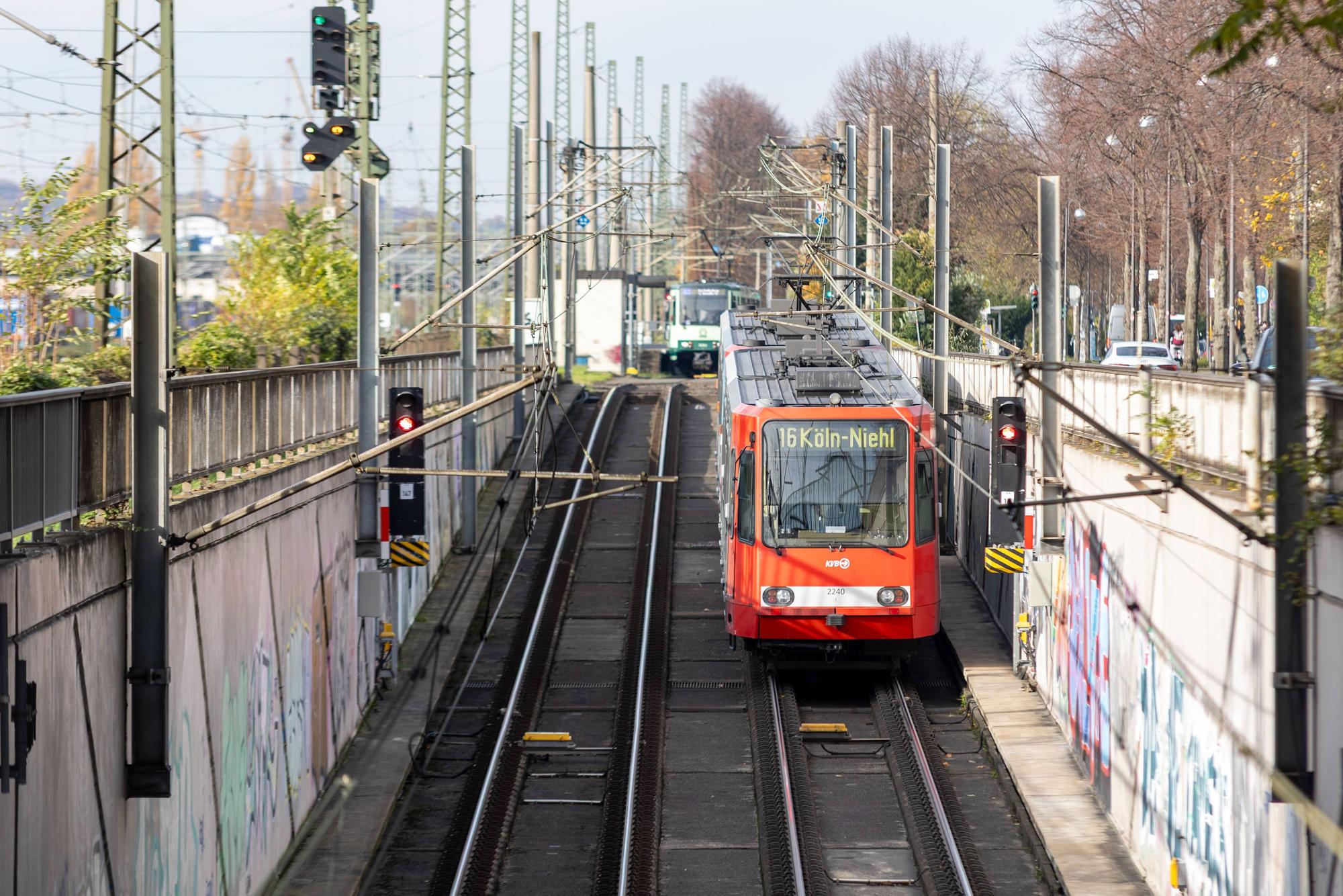Eine Bahn der KVB verlässt den Tunnel am Bonner Hauptbahnhof Richtung Köln.