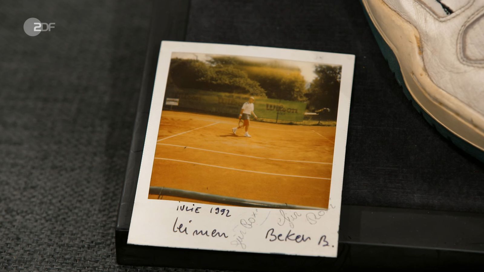 Die Verkäuferinnen hatten auch ein Foto im Angebot, welches Becker beim Training zeigte. (Bild: ZDF)