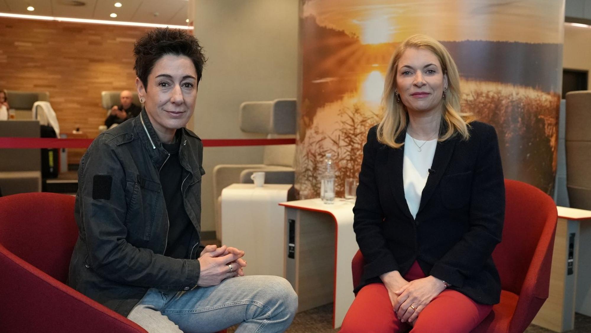 Für die „Am Puls“-Doku stellt sich Bahnchefin Evelyn Palla (rechts) den Fragen von ZDF-Moderatorin Dunja Hayali. (Bild: ZDF / Felix Korfmann)