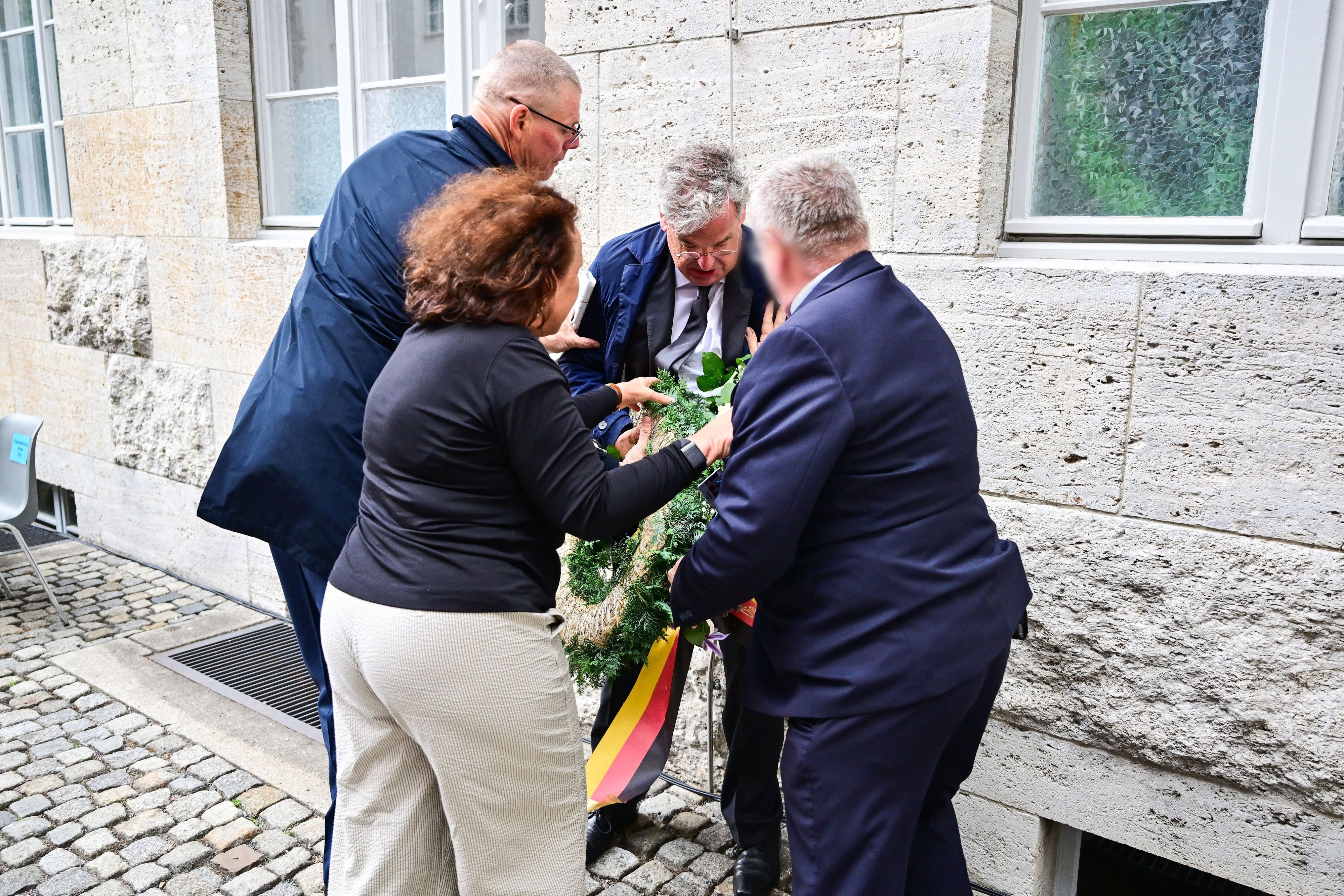 Tobias Korenke (2.v.r), Großneffe von Dietrich und Klaus Bonhoeffer und Enkel von Rüdiger Schleicher, zerstört während einer Gedenkveranstaltung der Bundesregierung im Ehrenhof des Bendlerblocks anlässlich des Nationalen Gedenktags an den Widerstand gegen die nationalsozialistische Gewaltherrschaft den Kranz der AfD. Der Tag erinnert an das missglückte Attentat auf Adolf Hitler am 20. Juli 1944.
