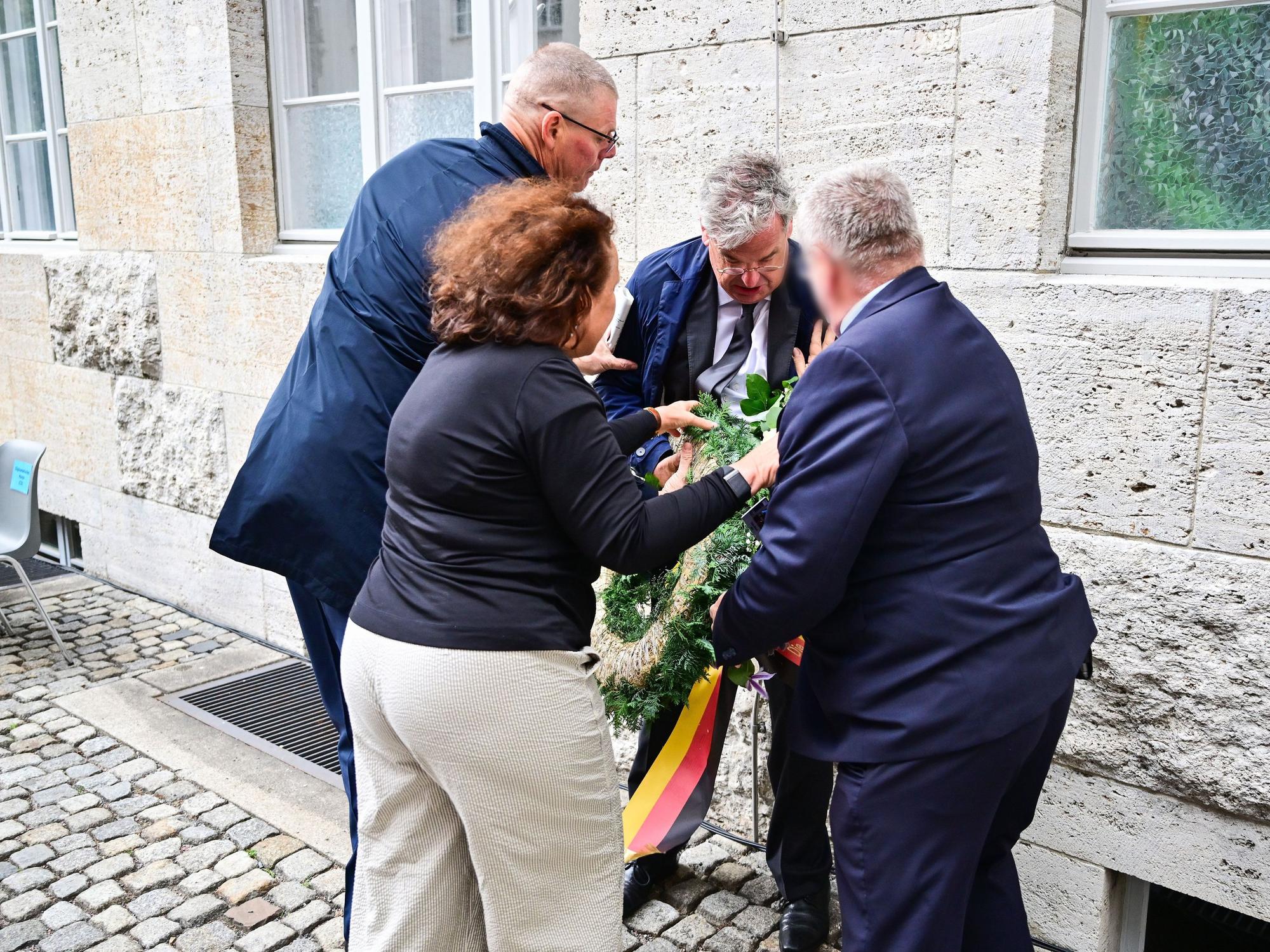 Tobias Korenke (2.v.r), Großneffe von Dietrich und Klaus Bonhoeffer und Enkel von Rüdiger Schleicher, zerstört während einer Gedenkveranstaltung der Bundesregierung im Ehrenhof des Bendlerblocks anlässlich des Nationalen Gedenktags an den Widerstand gegen die nationalsozialistische Gewaltherrschaft den Kranz der AfD. Der Tag erinnert an das missglückte Attentat auf Adolf Hitler am 20. Juli 1944.