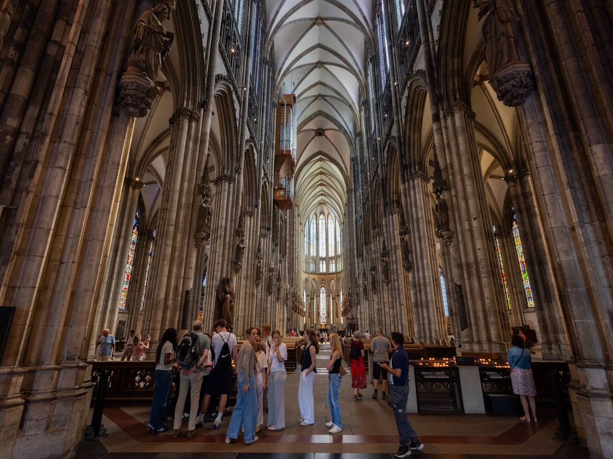 Touristen stehen im Kölner Dom.