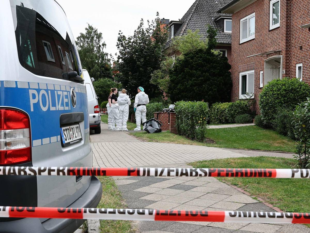 Kriminaltechniker am 30. Juni am Tatort in Stade. In der Einrichtung waren am Vortag bei einer Schießerei sechs Menschen ums Leben gekommen.