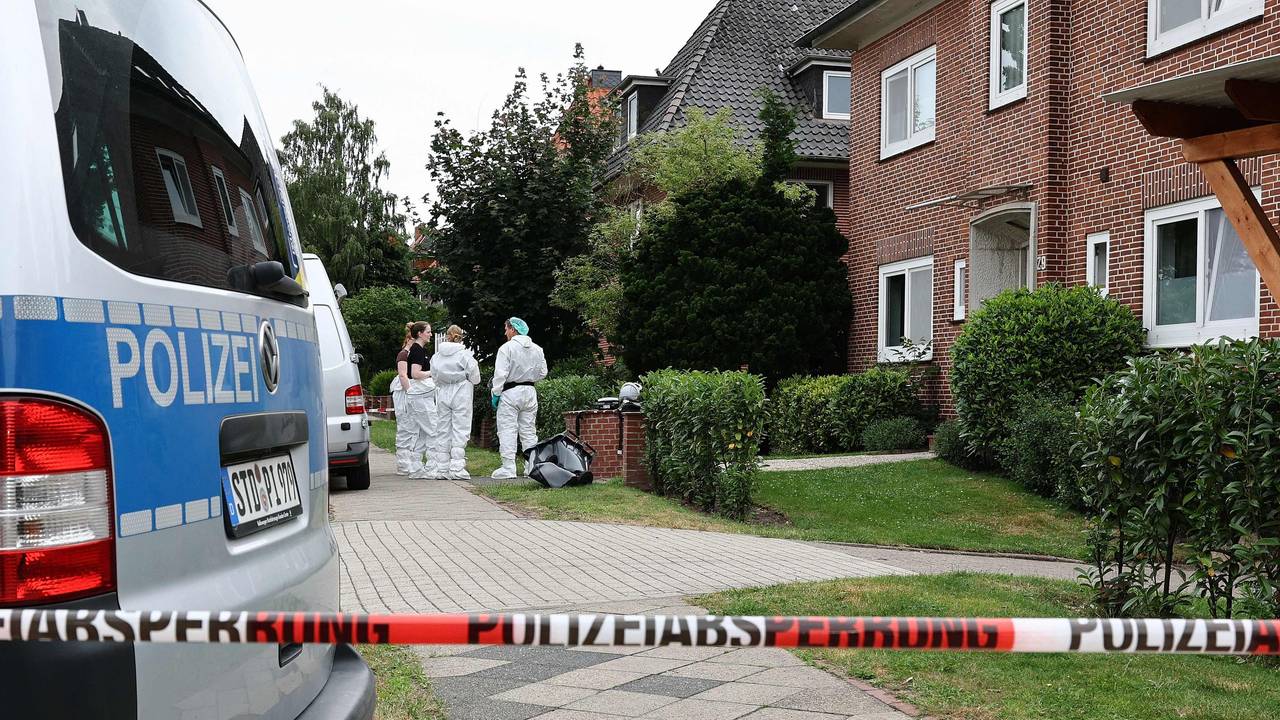 Kriminaltechniker am 30. Juni am Tatort in Stade. In der Einrichtung waren am Vortag bei einer Schießerei sechs Menschen ums Leben gekommen.