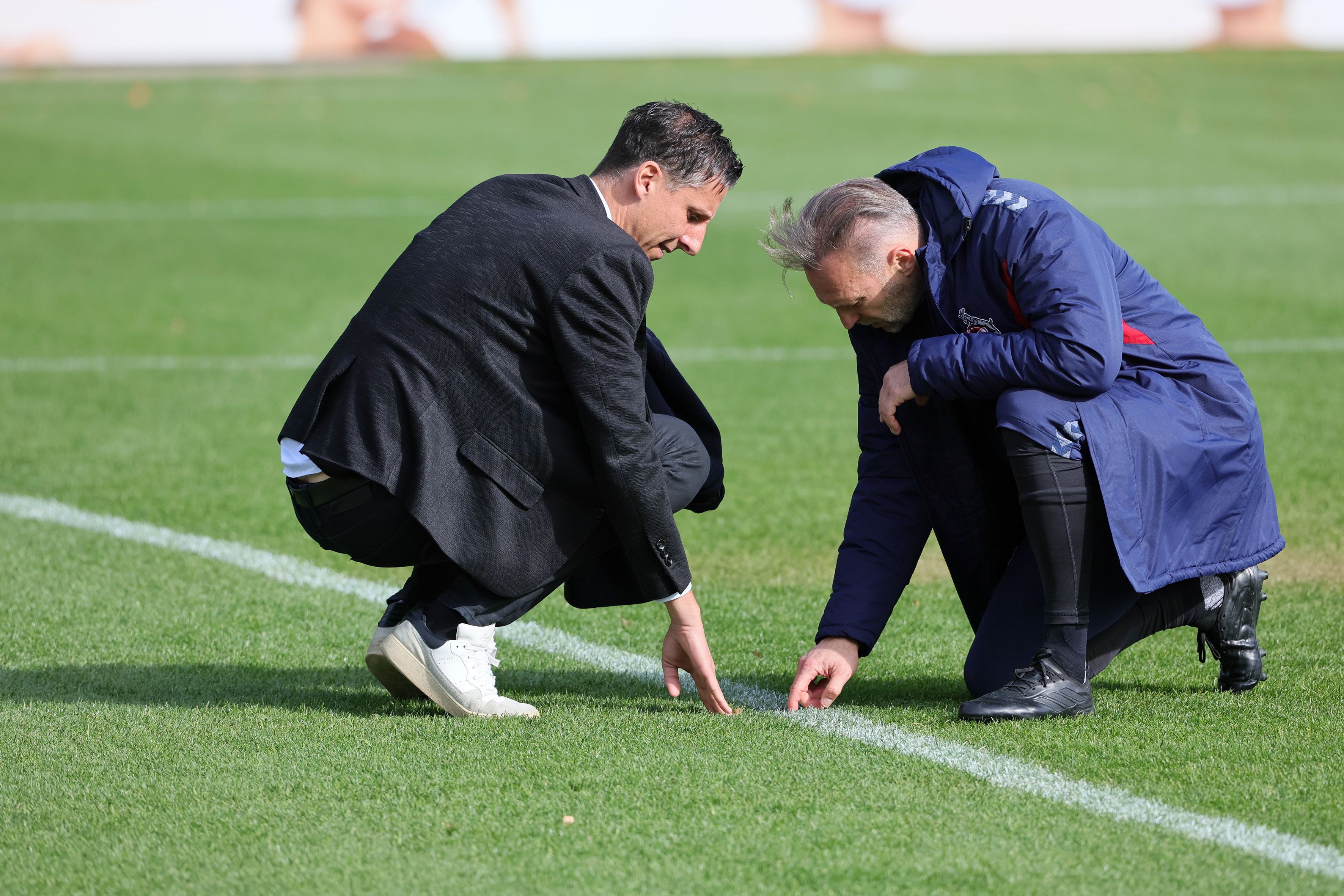 Christian Keller und Uwe Gosporadek beim Rasen-Check im Training des 1. FC Köln.