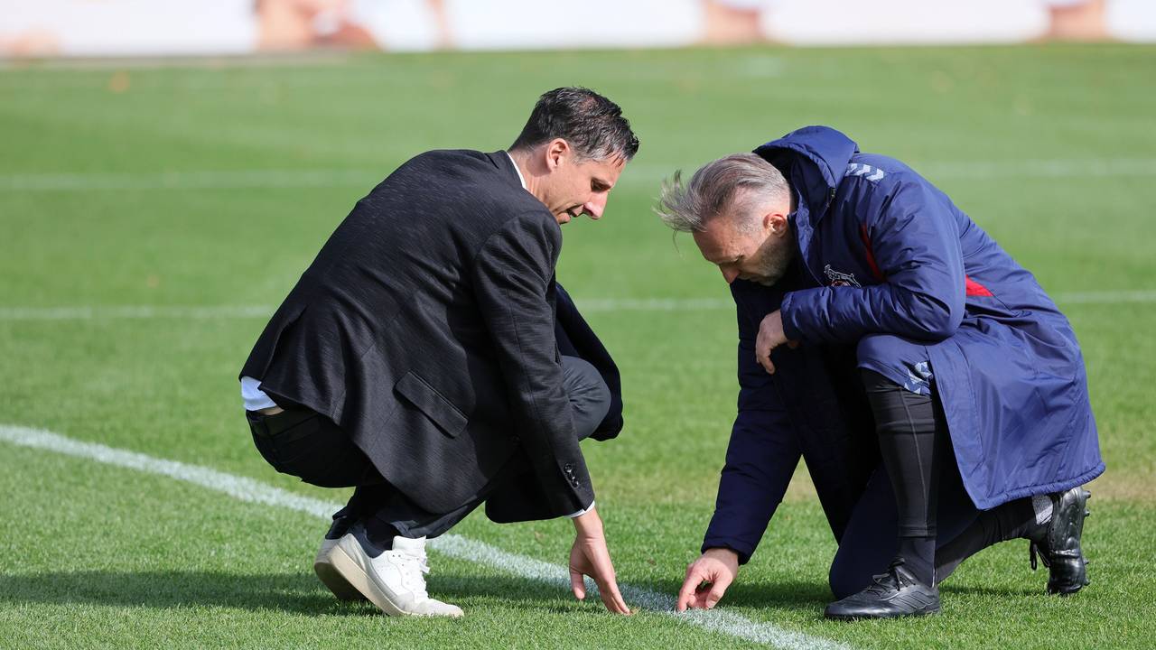 Christian Keller und Uwe Gosporadek beim Rasen-Check im Training des 1. FC Köln.