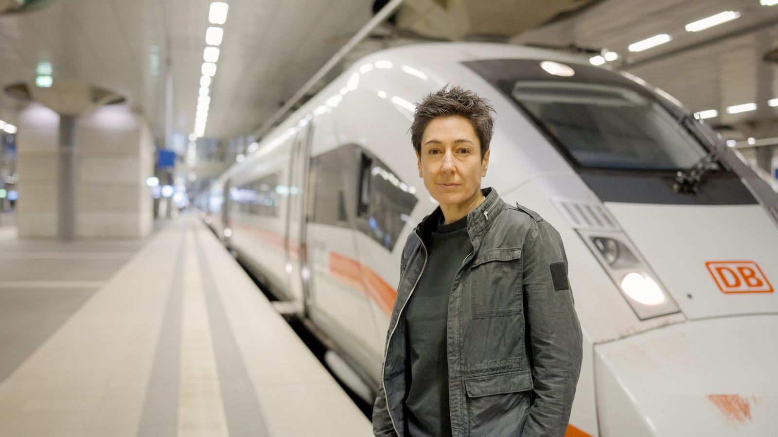 In der „Am Puls“-Doku des ZDF geht Dunja Hayali dem Chaos bei der Deutschen Bahn auf den Grund. (Bild: ZDF / Jonny Müller-Goldenstedt)