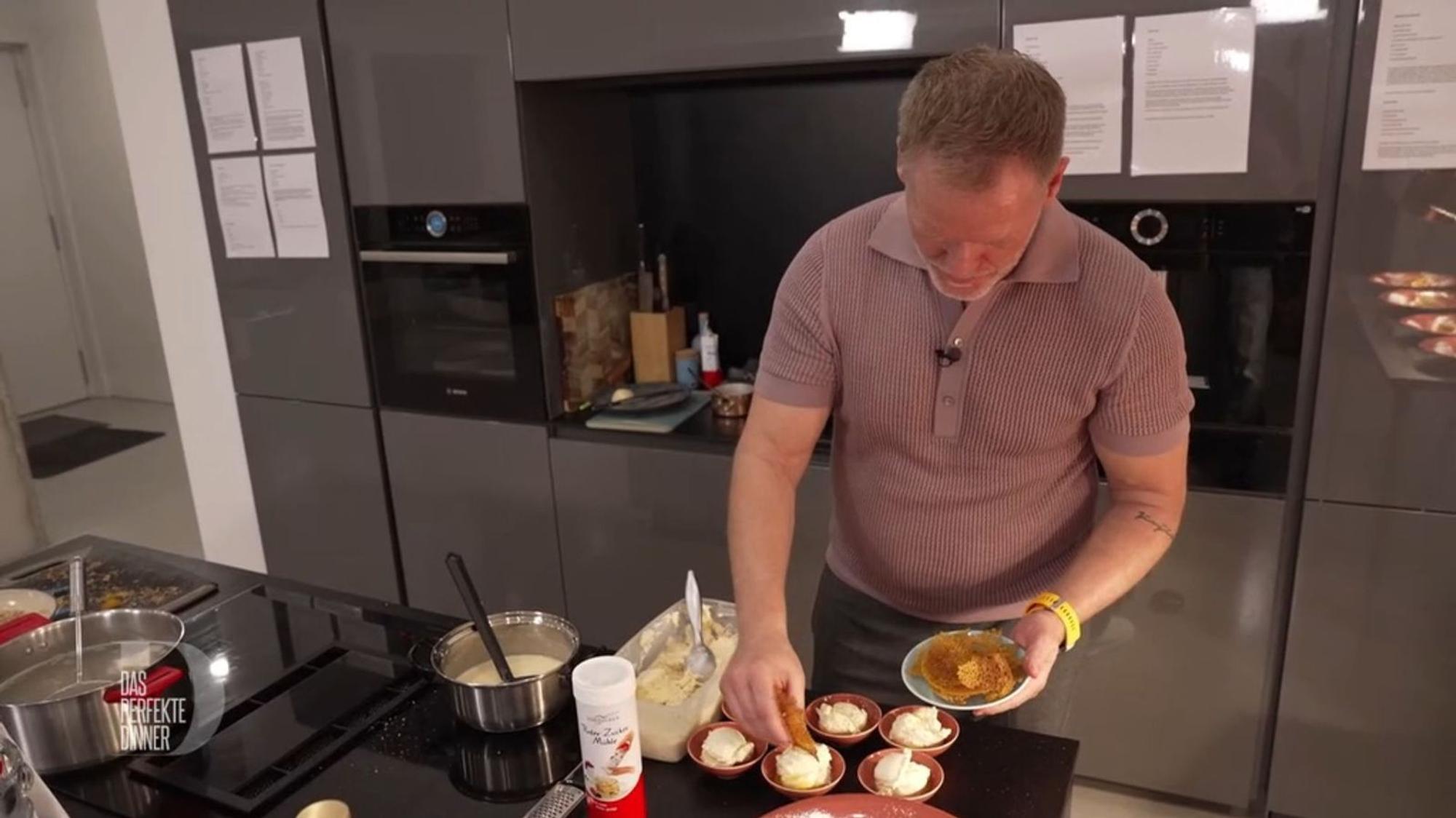 Michael garniert sein Sauerrahm-Eis mit einer Korallenhippe.
(Bild: RTL)