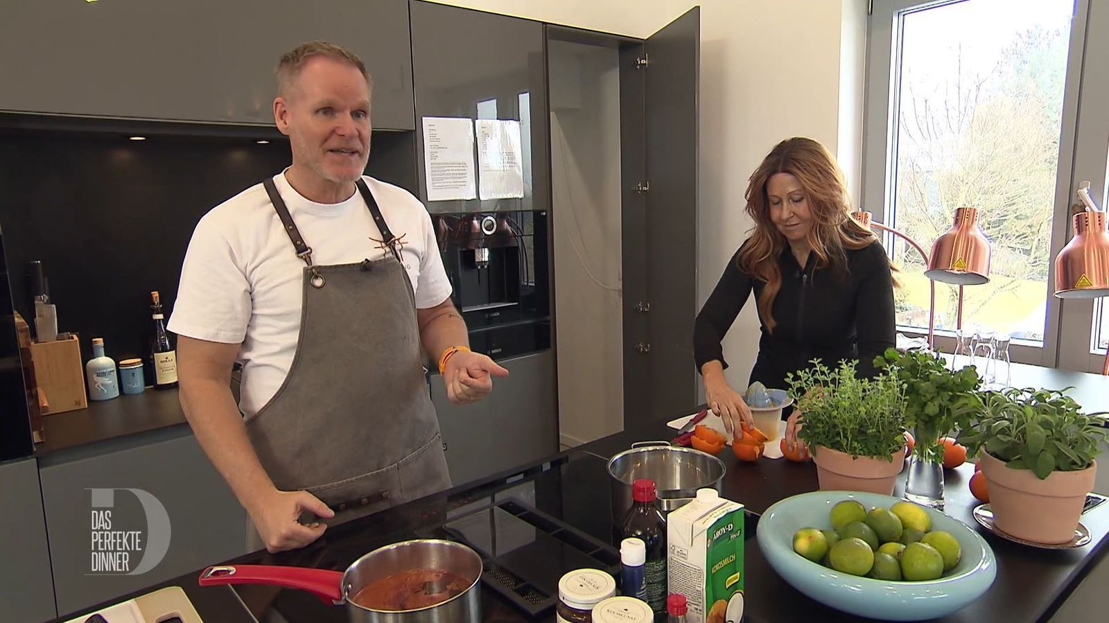 Michael hat sich bestens auf seinen Dinner-Tag vorbereitet und wird von Gattin Andrea unterstützt.
 (Bild: RTL)