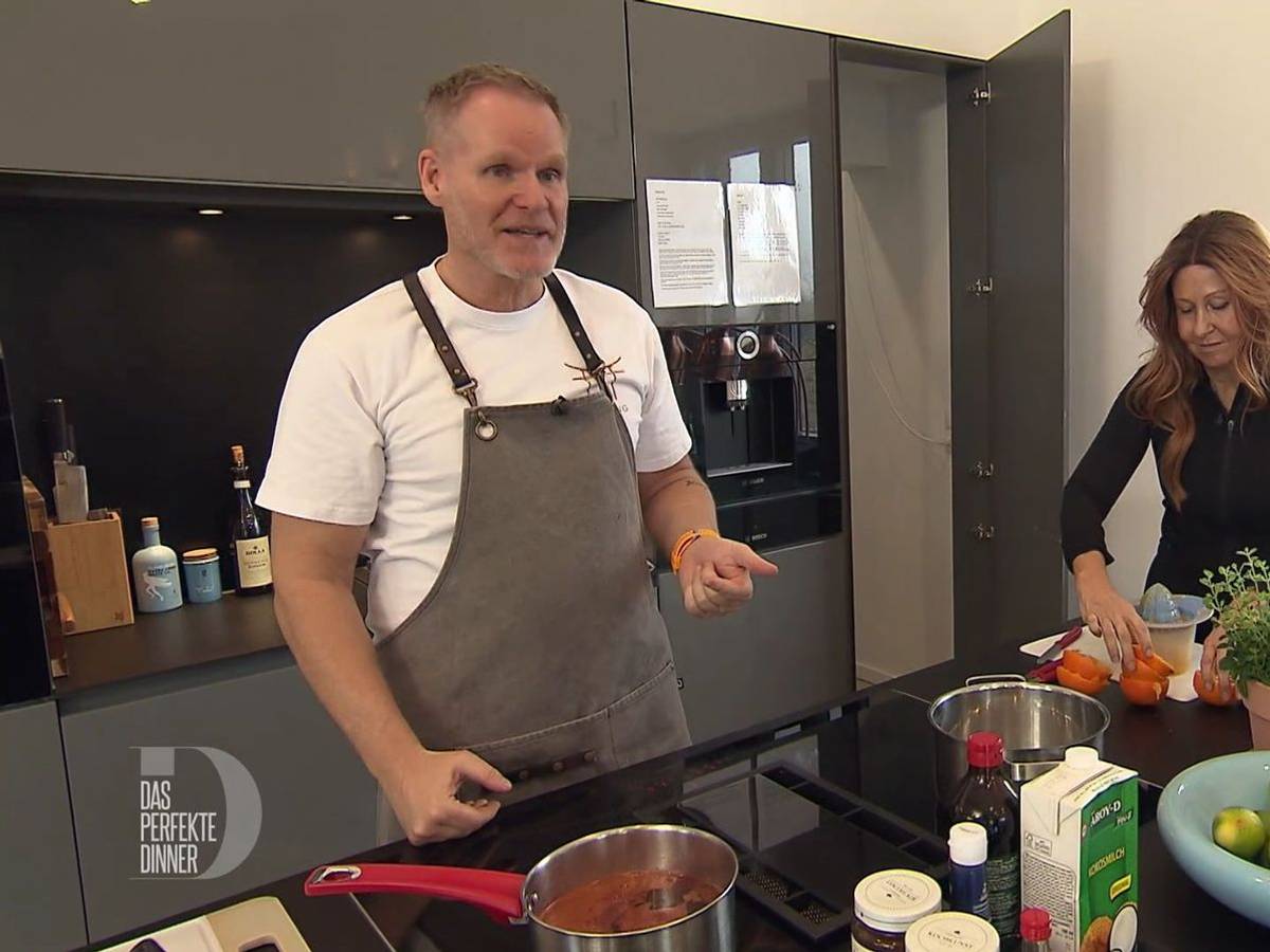 Michael hat sich bestens auf seinen Dinner-Tag vorbereitet und wird von Gattin Andrea unterstützt.
(Bild: RTL)