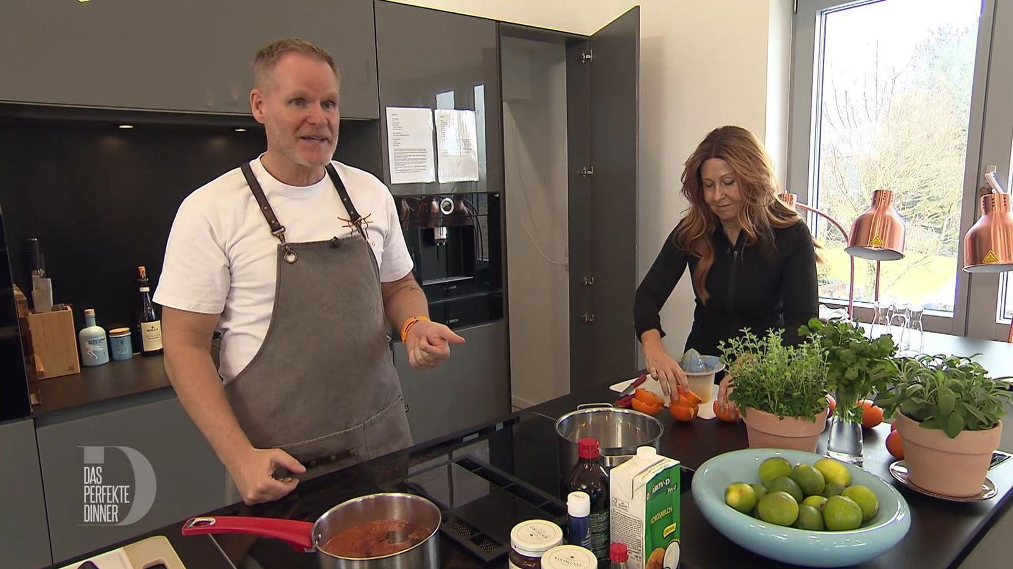 Michael hat sich bestens auf seinen Dinner-Tag vorbereitet und wird von Gattin Andrea unterstützt.
(Bild: RTL)