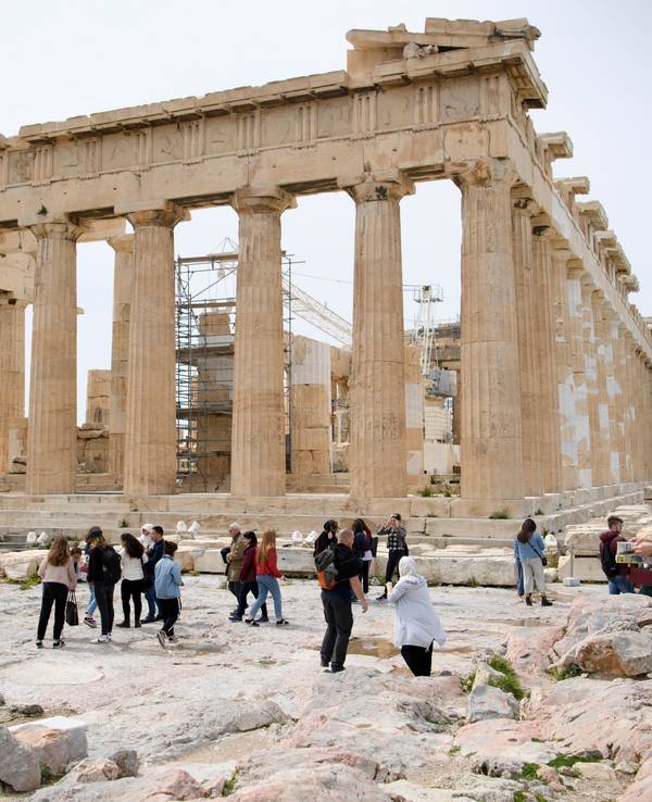 Touristen machen vor dem Parthenon auf der Akropolis in der griechischen Hauptstadt Halt.