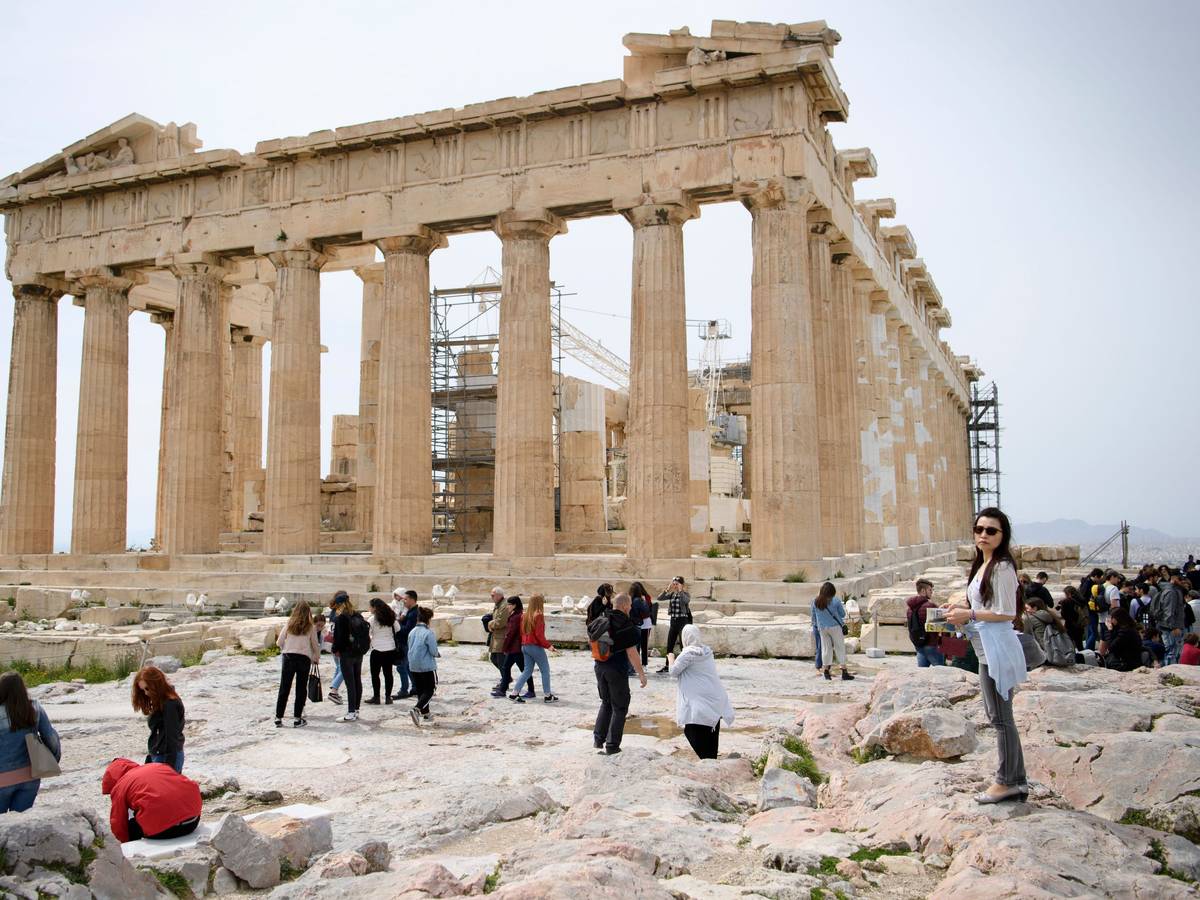 Touristen machen vor dem Parthenon auf der Akropolis in der griechischen Hauptstadt Halt.