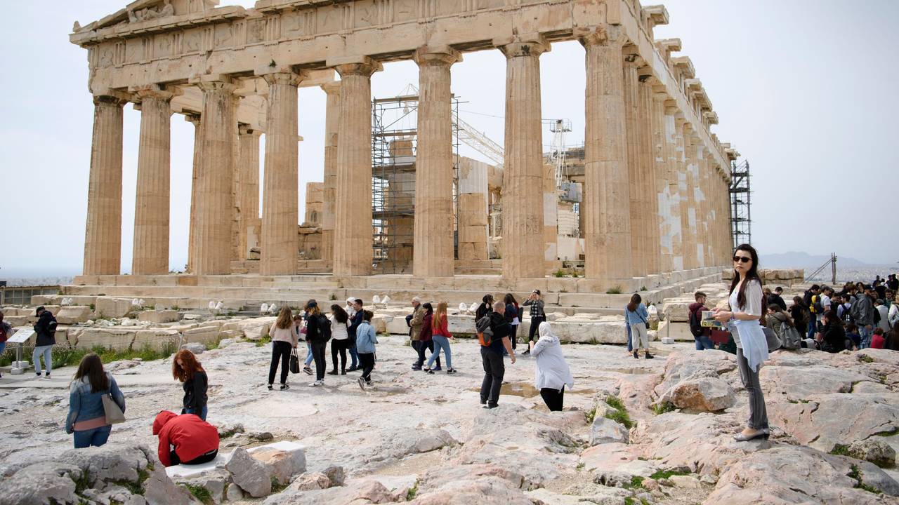 Touristen machen vor dem Parthenon auf der Akropolis in der griechischen Hauptstadt Halt.
