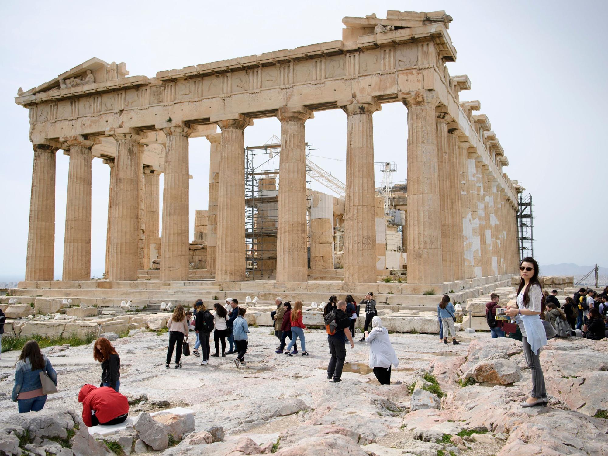 Touristen machen vor dem Parthenon auf der Akropolis in der griechischen Hauptstadt Halt.