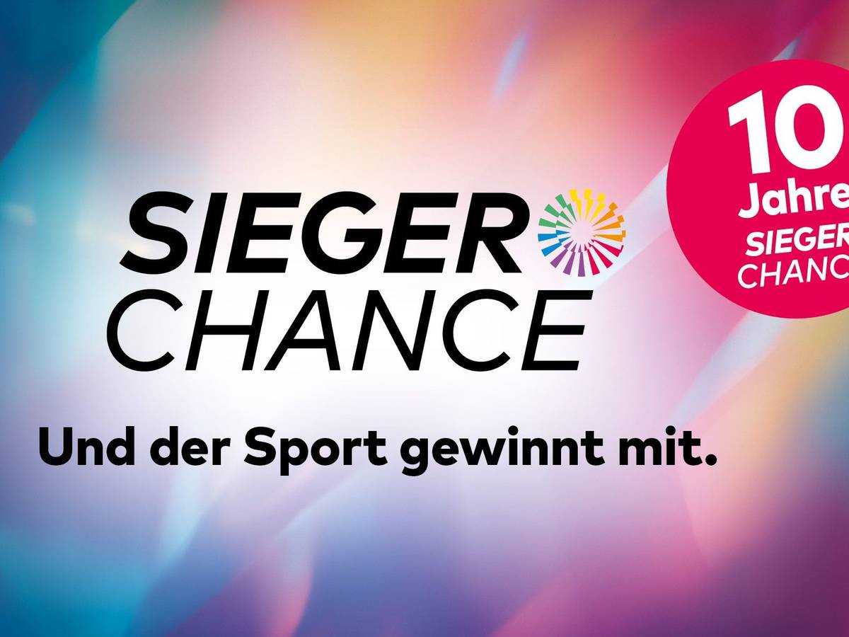 Das Bild zeigt das Logo "Sieger Chance" auf einem bunten, fließenden Hintergrund in Blau, Rosa und Orange. Ein rotes Kreis markiert das 10-jährige Jubiläum mit dem Claim "Und der Sport gewinnt mit."