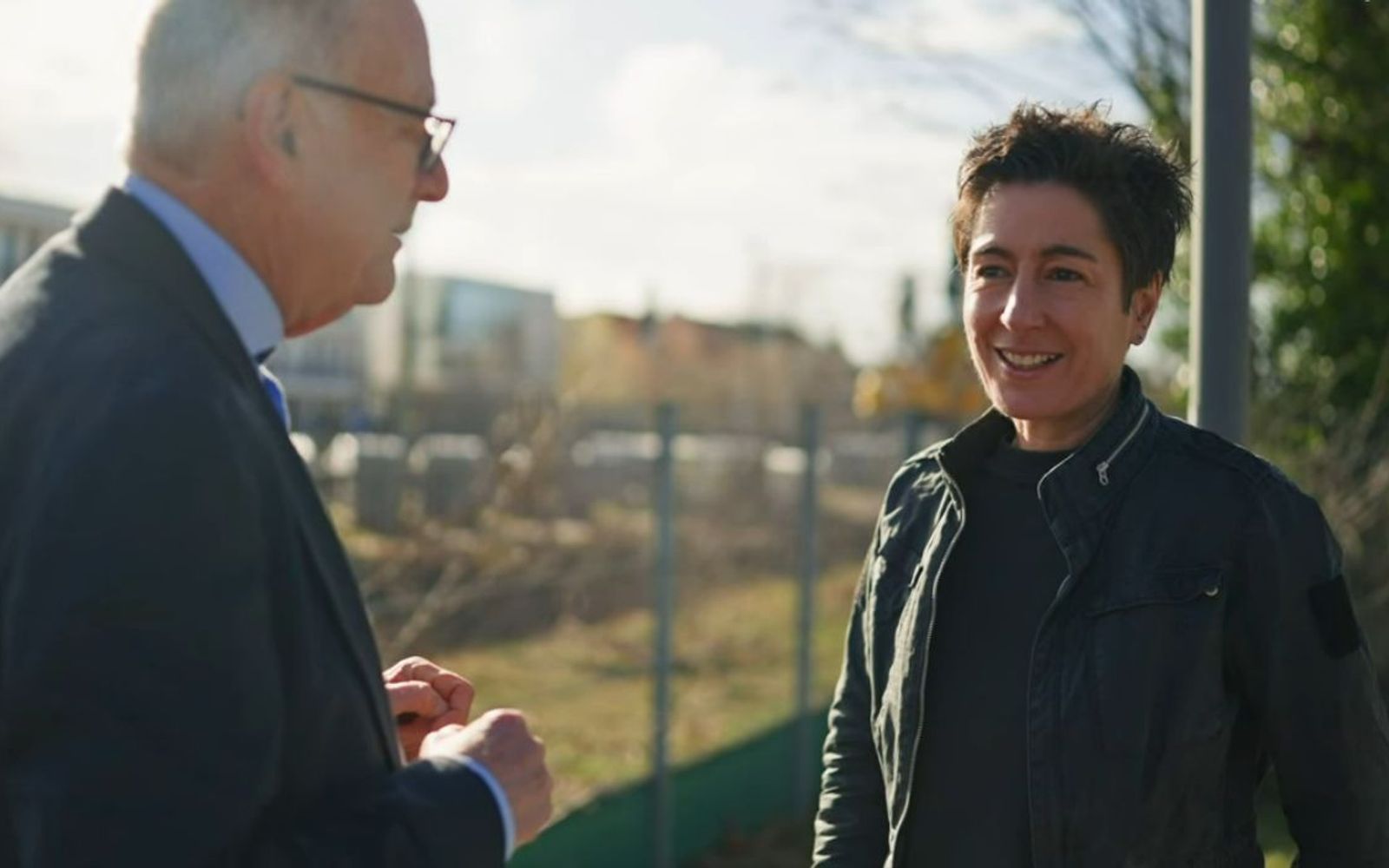 Dunja Hayali spricht in der „Am Puls“-Doku mit Deutsche-Bahn-Experte Hans Leister. (Bild: ZDF)