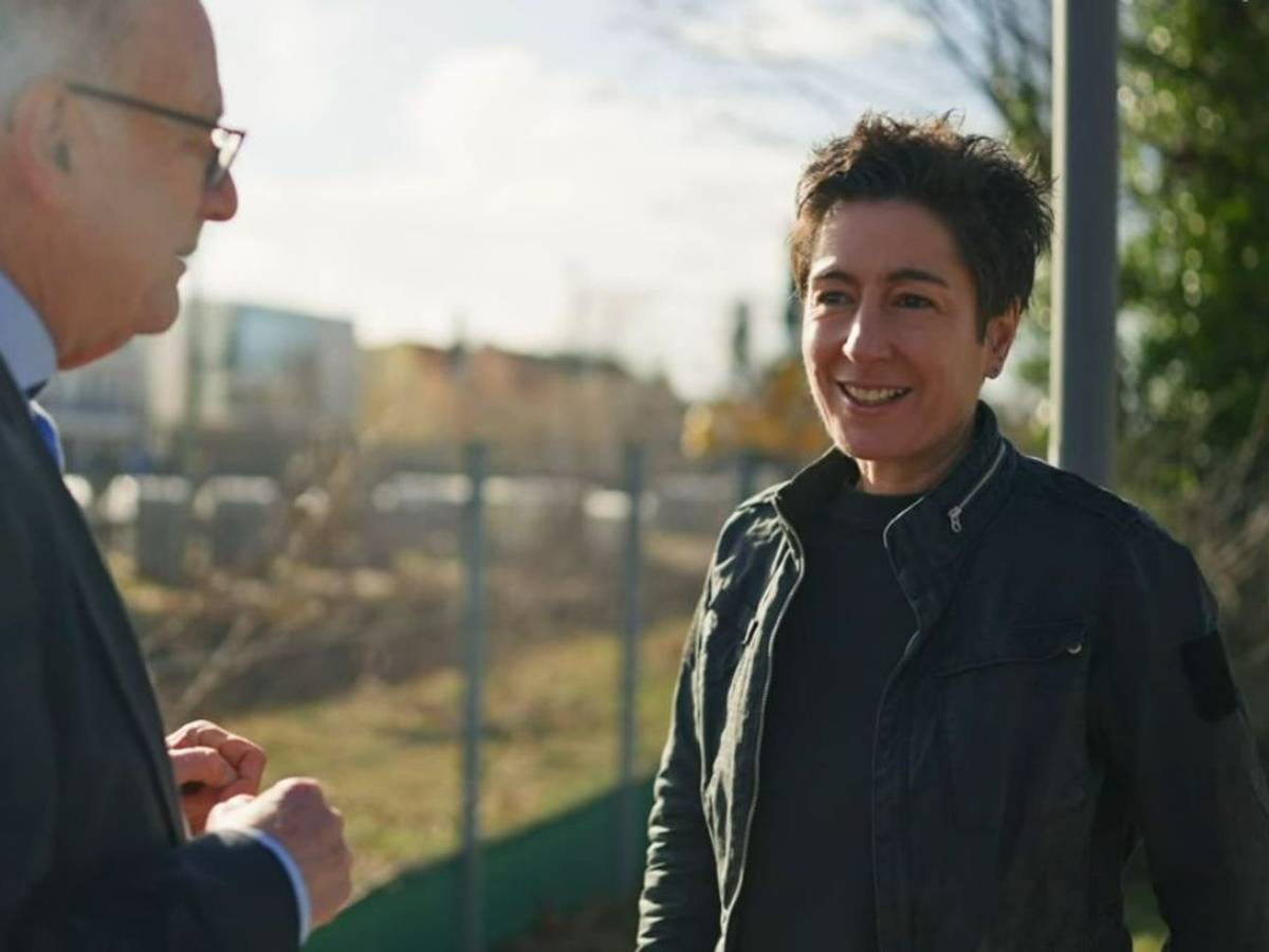 Dunja Hayali spricht in der „Am Puls“-Doku mit Deutsche-Bahn-Experte Hans Leister. (Bild: ZDF)